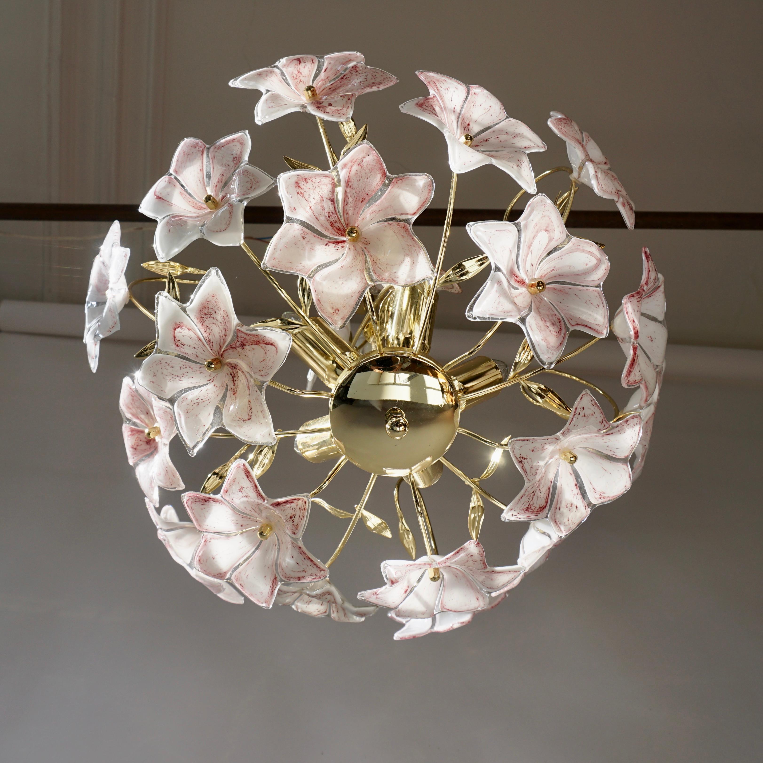 Italian Brass Chandelier with White Pink Colored Murano Glass Flowers In Good Condition In Antwerp, BE
