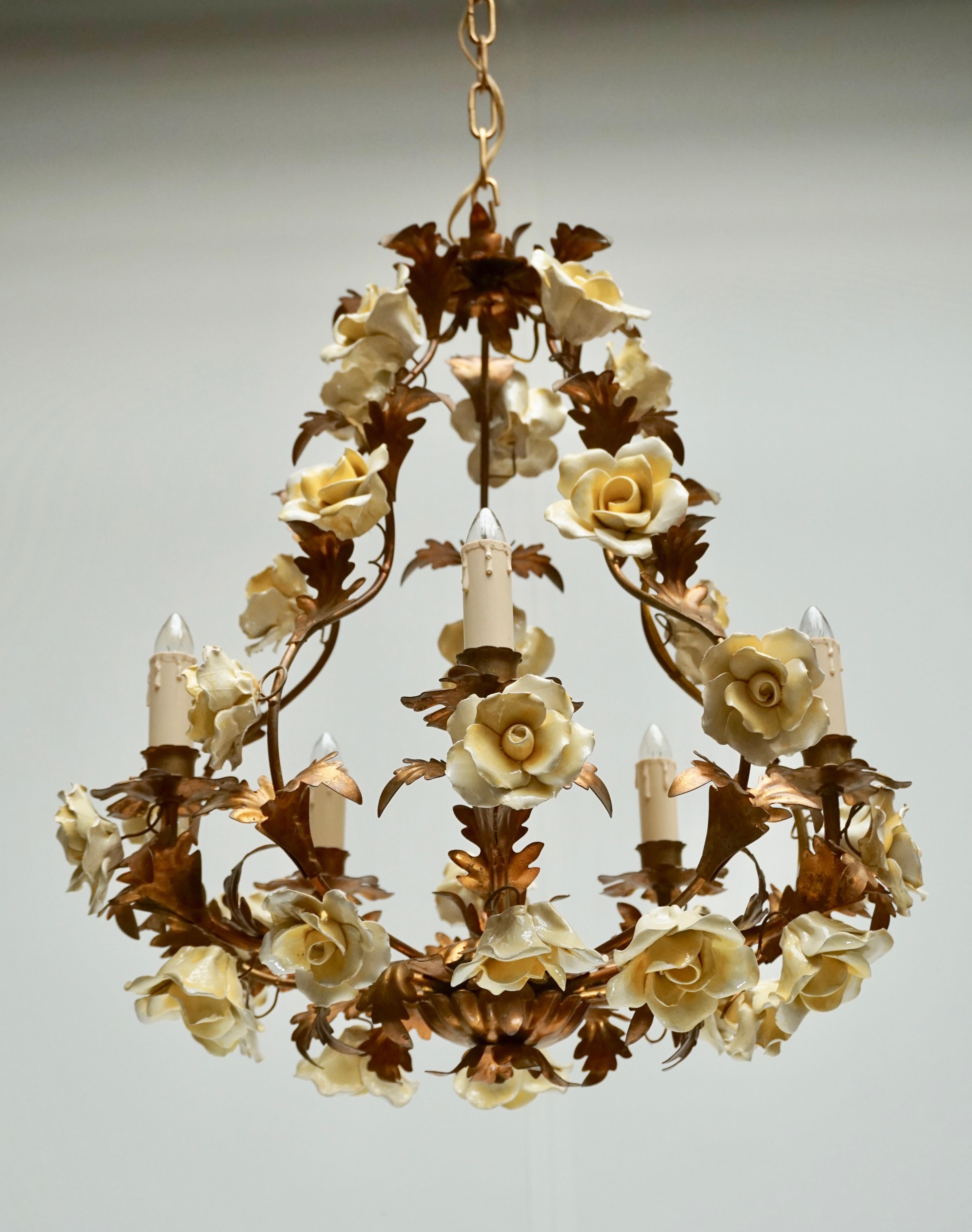 Italian Hollywood Regency six light chandelier in brass with yellow porcelain flowers.
Diameter 50 cm.
Height fixture 55 cm.
Total height including the chain 180 cm.