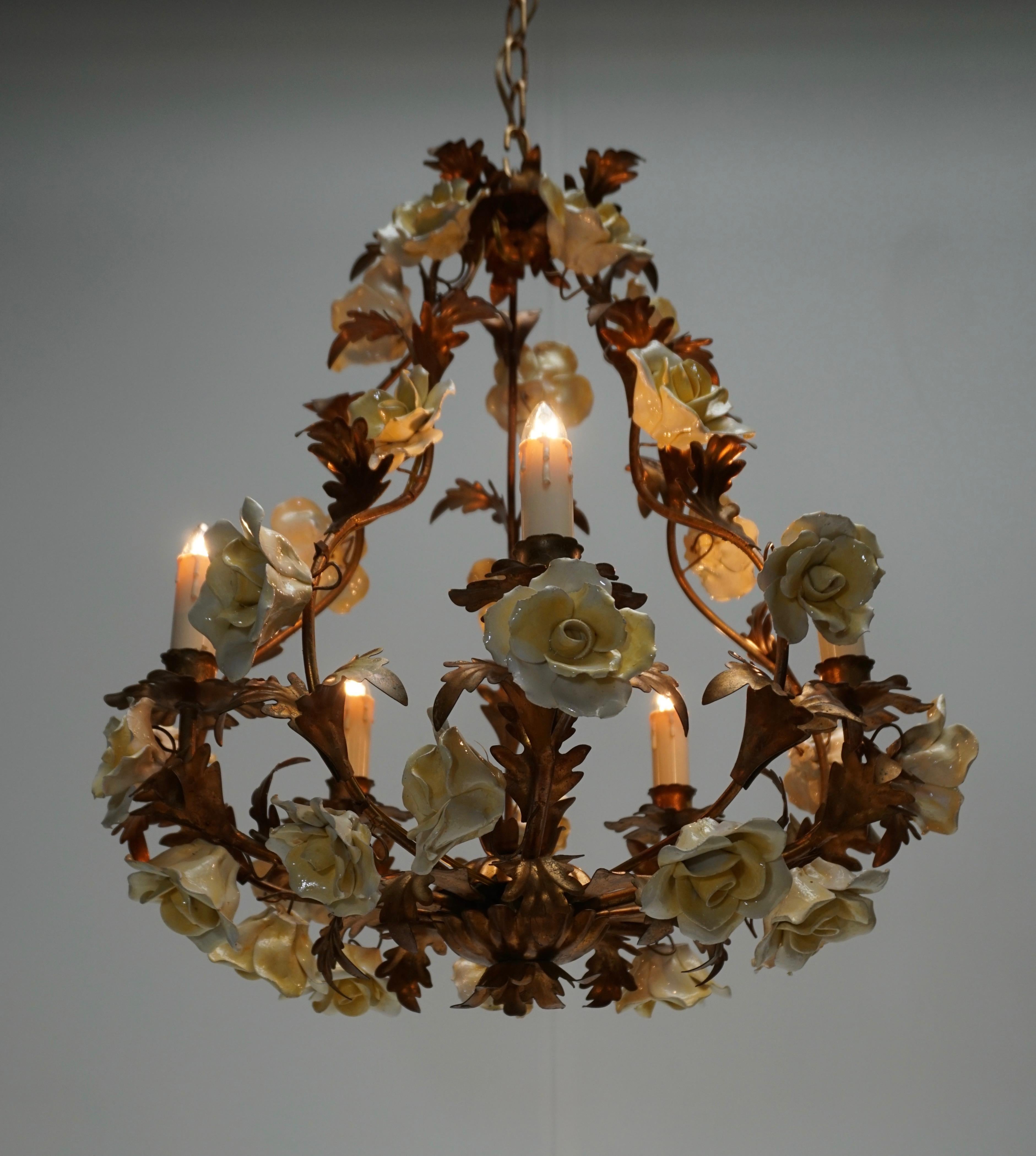 Italian Brass Tole Chandelier with Yellow Porcelain Flowers In Good Condition For Sale In Antwerp, BE