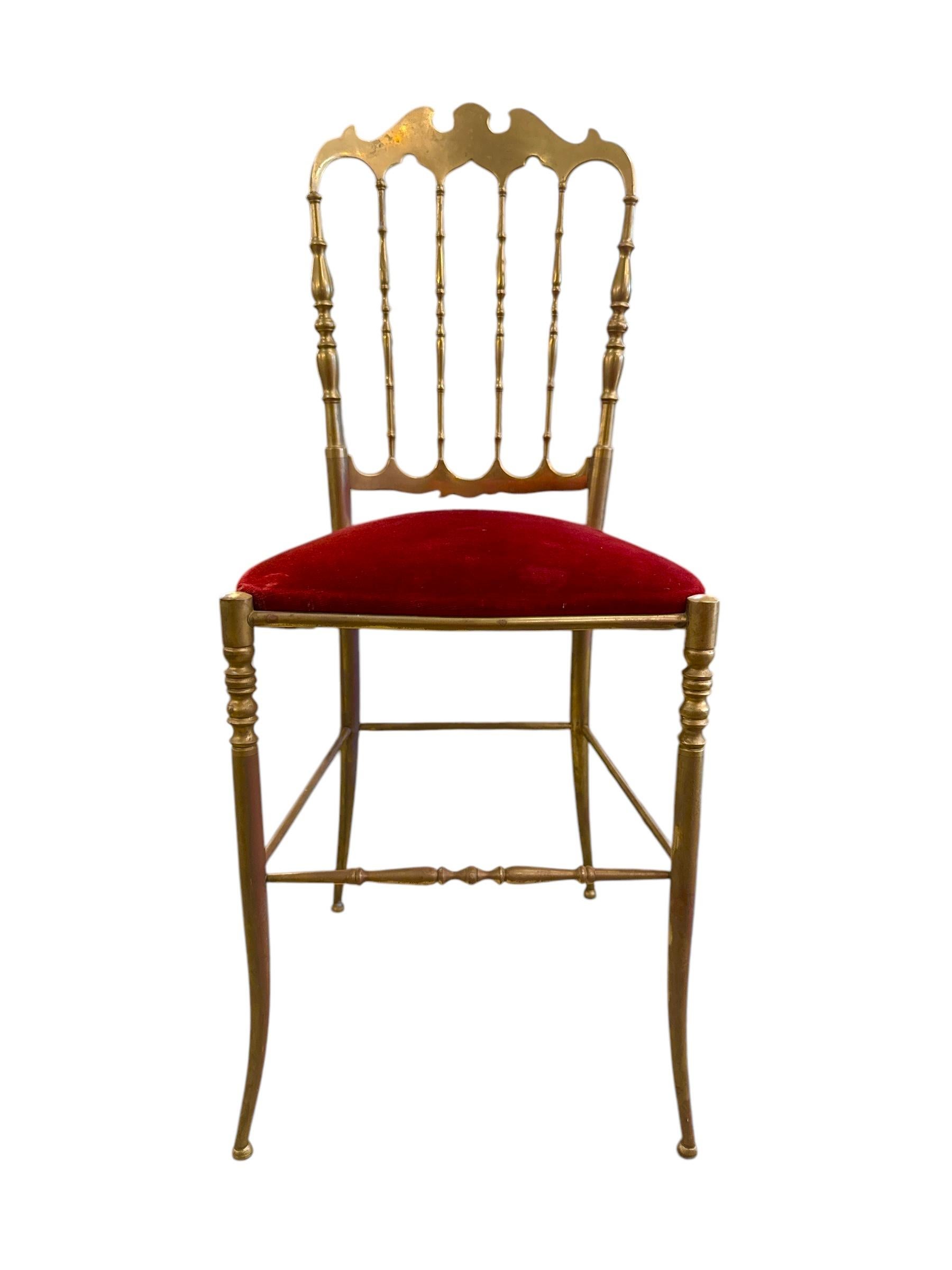 Una cautivadora mezcla de encanto gótico y elegancia de mediados de siglo, esta exquisita silla chiavari italiana de los años sesenta es una auténtica pieza declarada. Fabricada en latón pulido, la elegante y esbelta estructura de la silla se