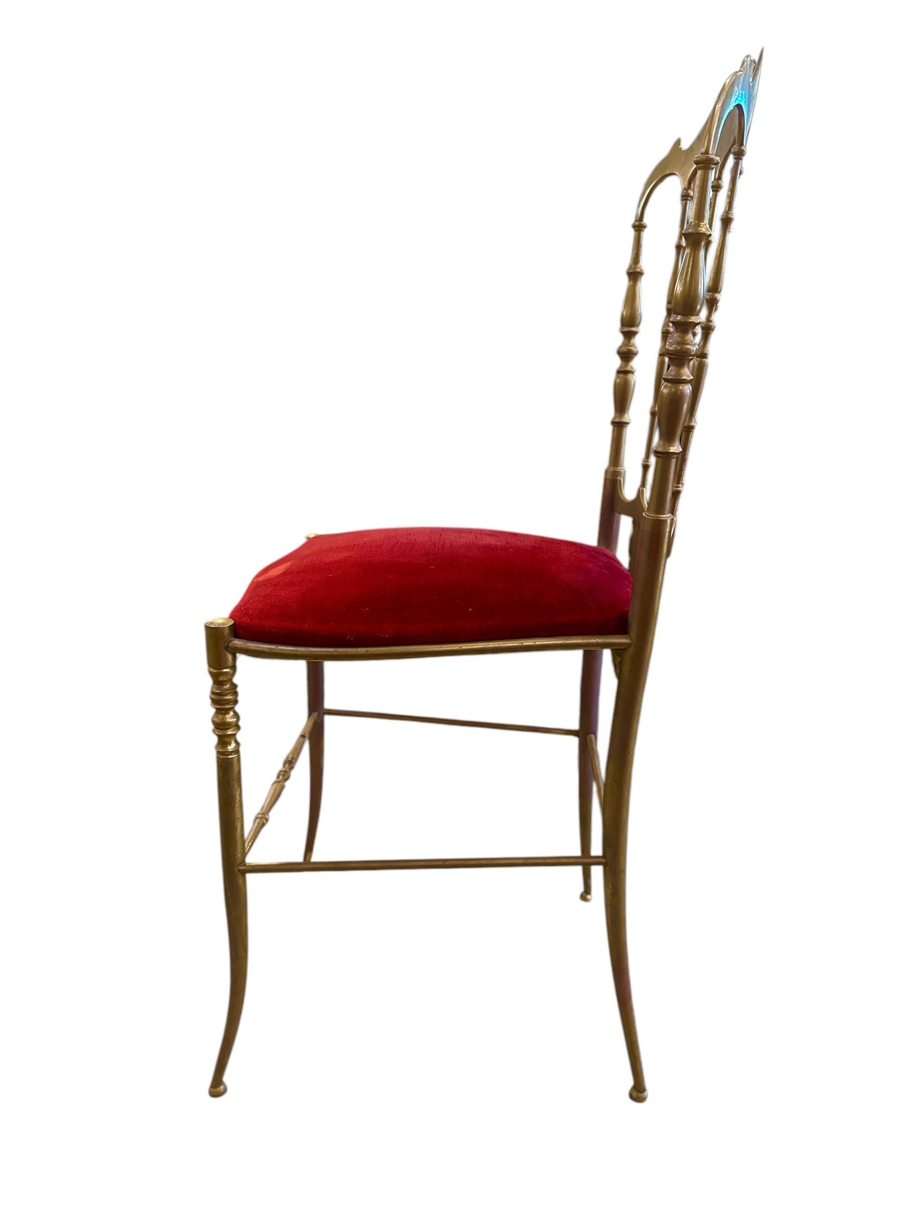 Silla Chiavari Italiana De Latón Con Cojín De Terciopelo Rojo Italiano en venta