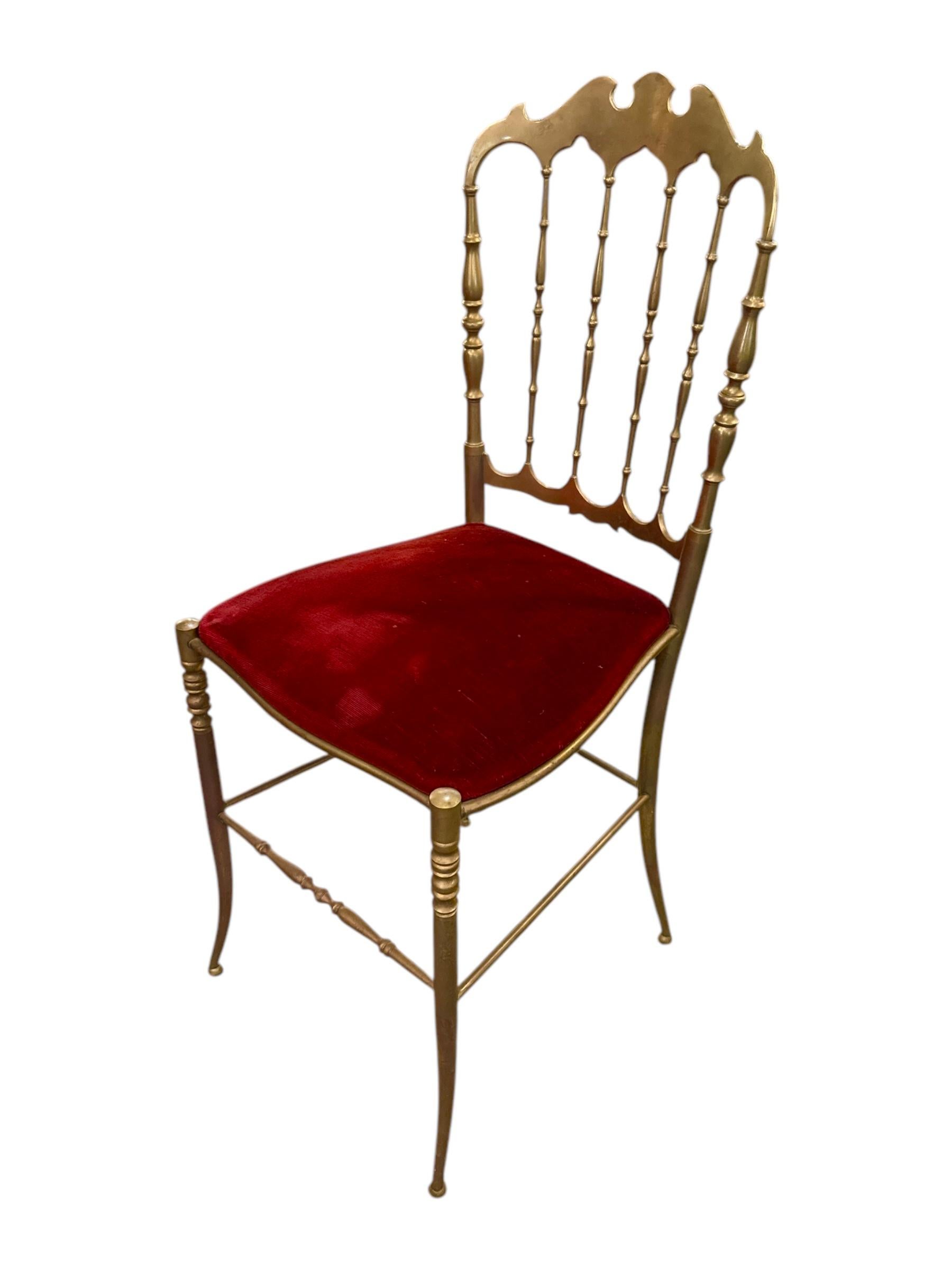 Silla Chiavari Italiana De Latón Con Cojín De Terciopelo Rojo siglo XX en venta