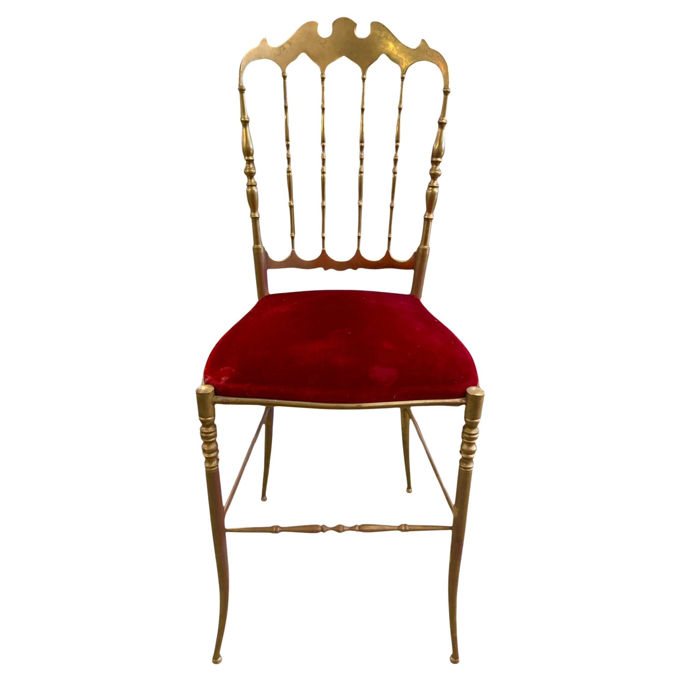 Silla Chiavari Italiana De Latón Con Cojín De Terciopelo Rojo en venta