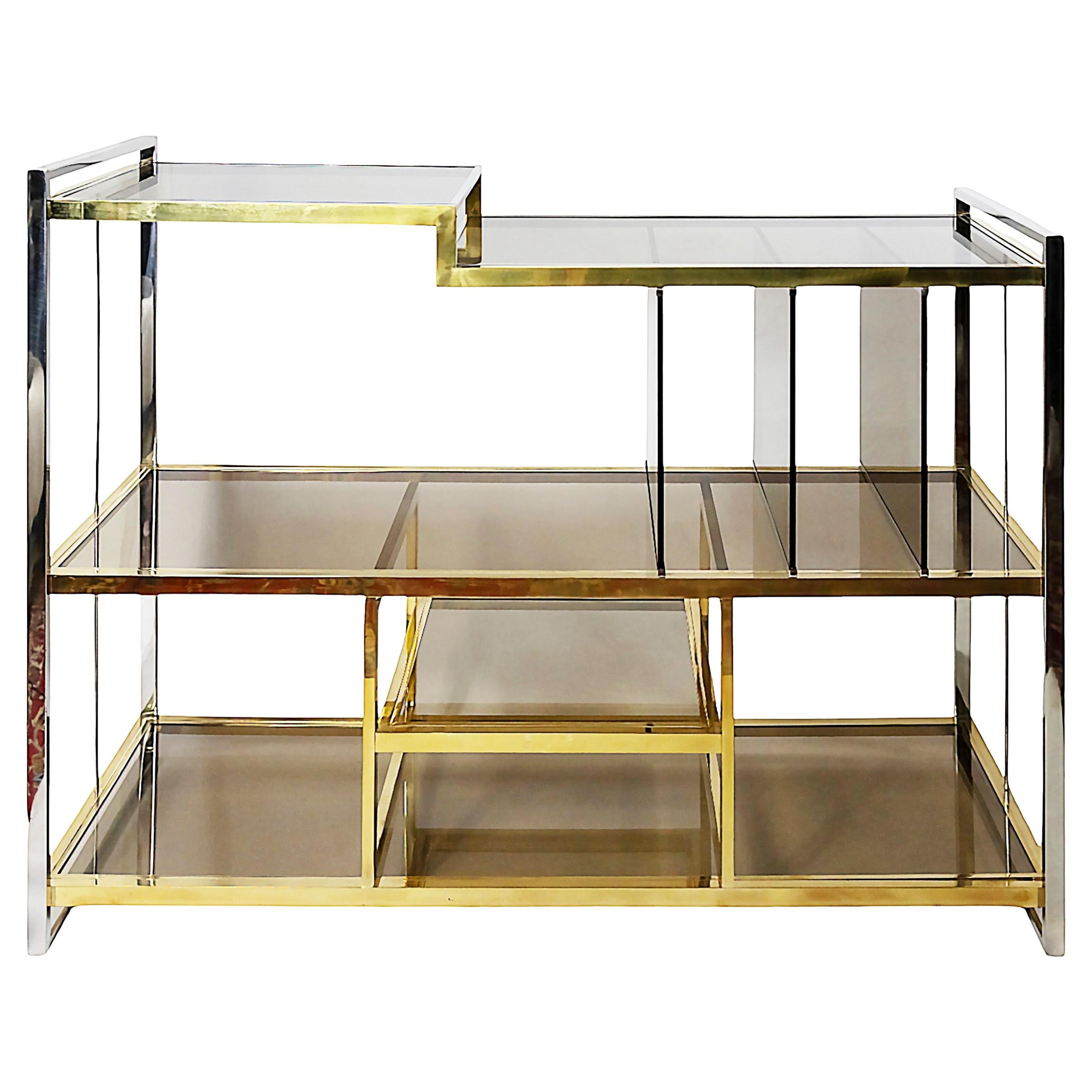 Italienischer Konsolentisch / Notenständer aus Messing, Chrom und Glas von Serantoni & Arcangeli, 1970er Jahre, Italien.
Rauchglaselemente - obere und untere Ablage, auch vertikale Teile (für die Aufbewahrung von Weinplatten).
Insgesamt sehr guter