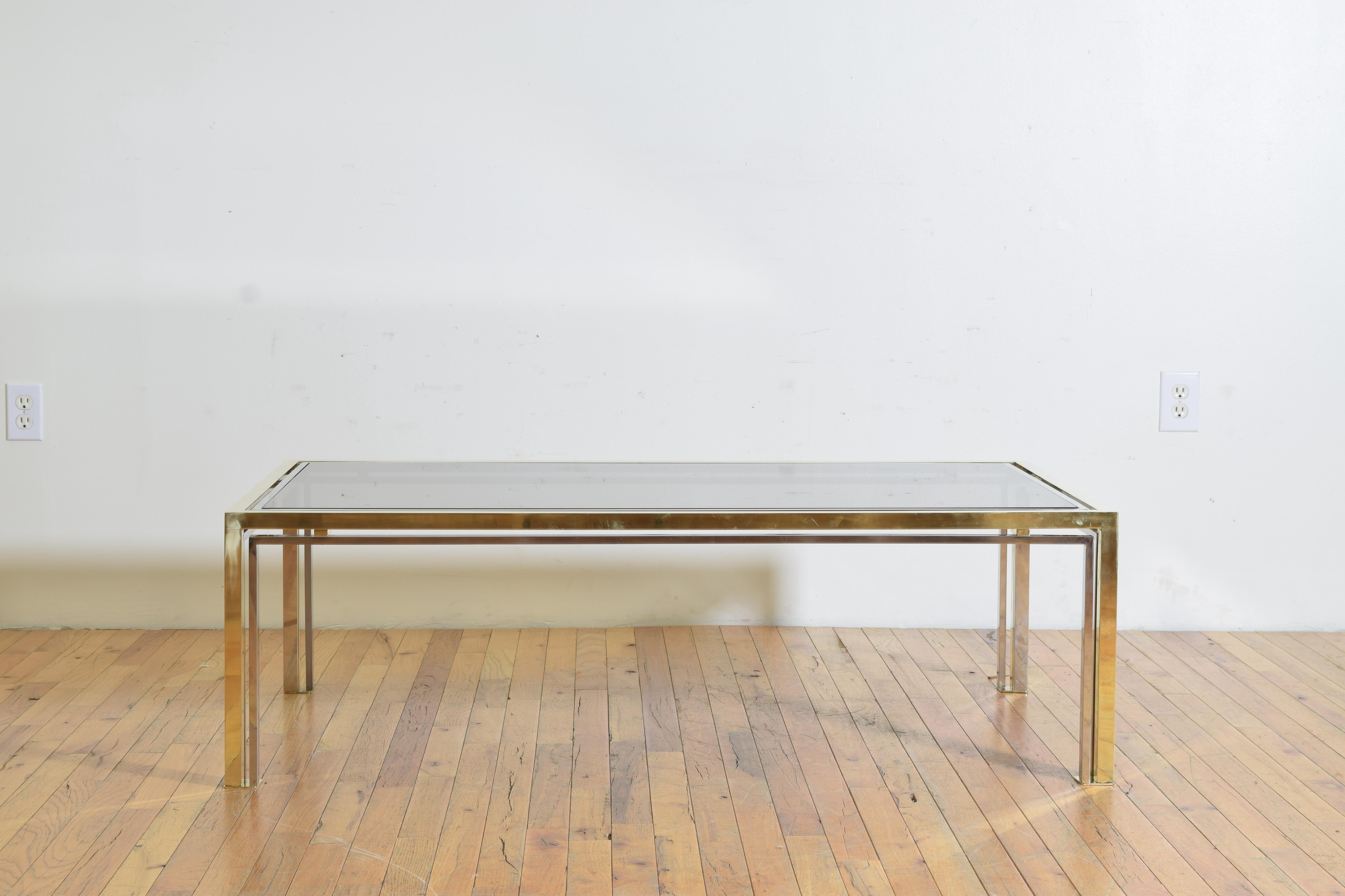 Moderne Table basse italienne en laiton, chrome et verre, vers 1970 en vente