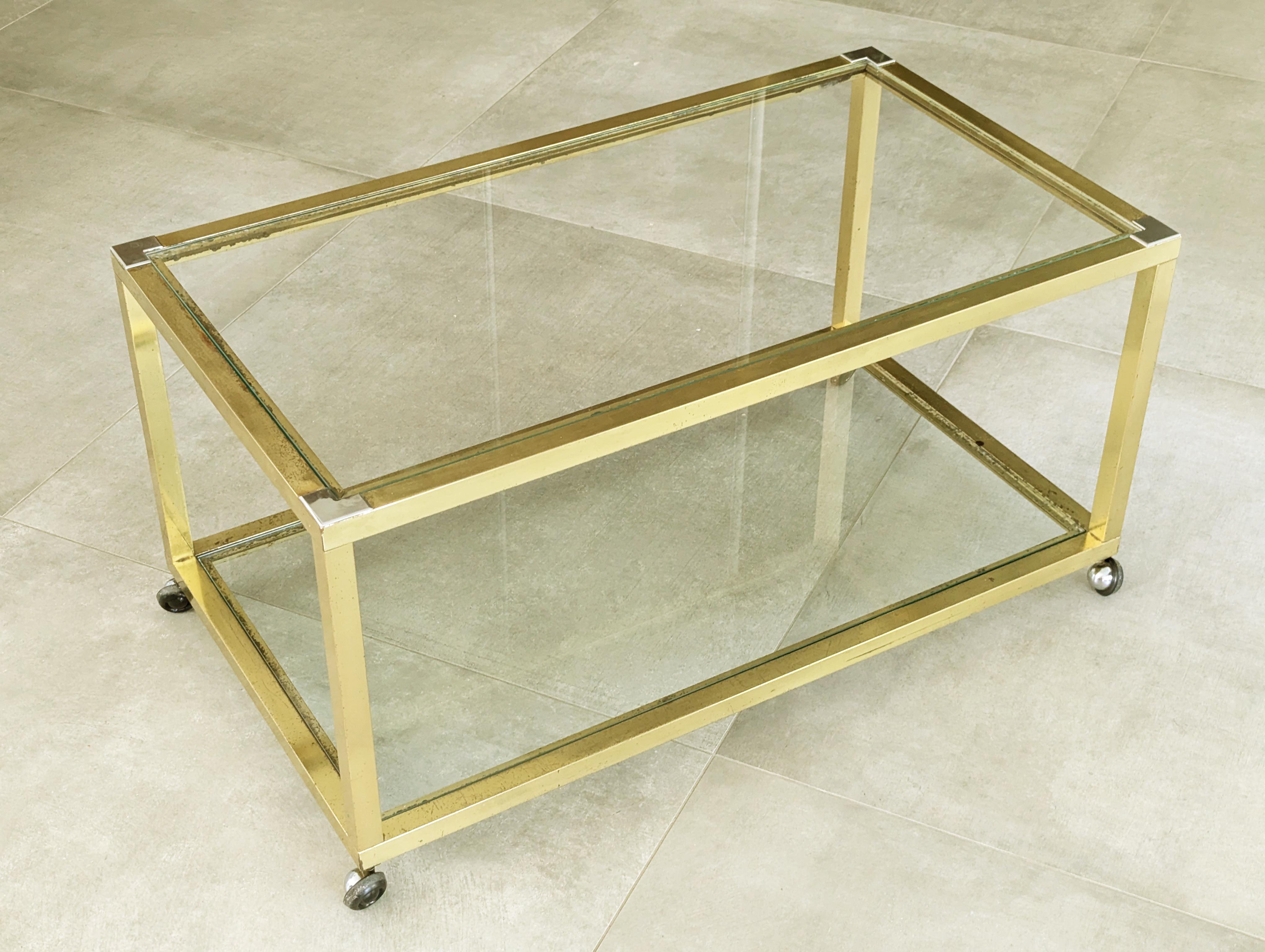 Italienischer Couchtisch mit Rädern aus Messing, verchromtem Metall und Glas aus den 1970er Jahren im Angebot 5