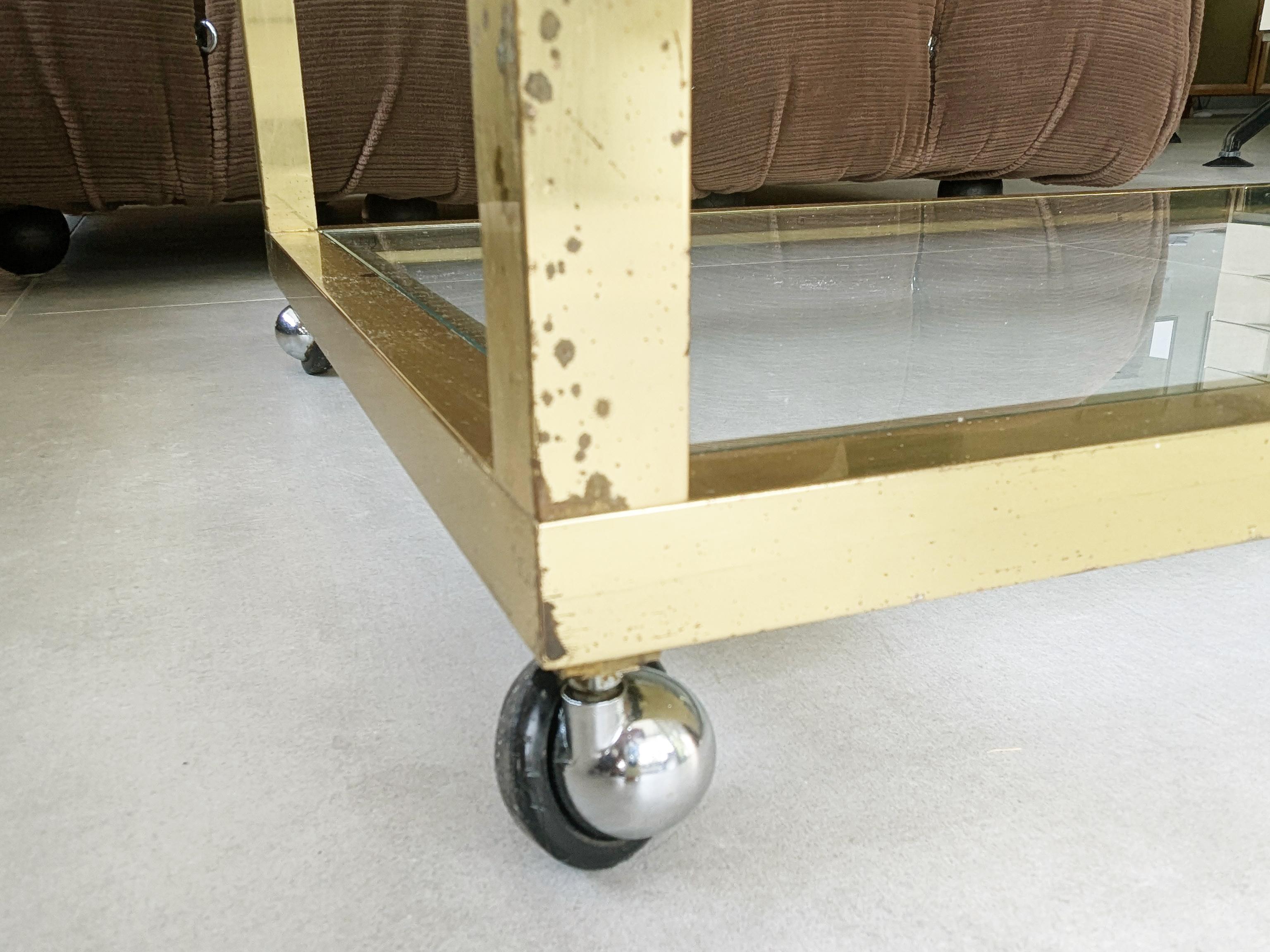 Italienischer Couchtisch mit Rädern aus Messing, verchromtem Metall und Glas aus den 1970er Jahren im Angebot 6