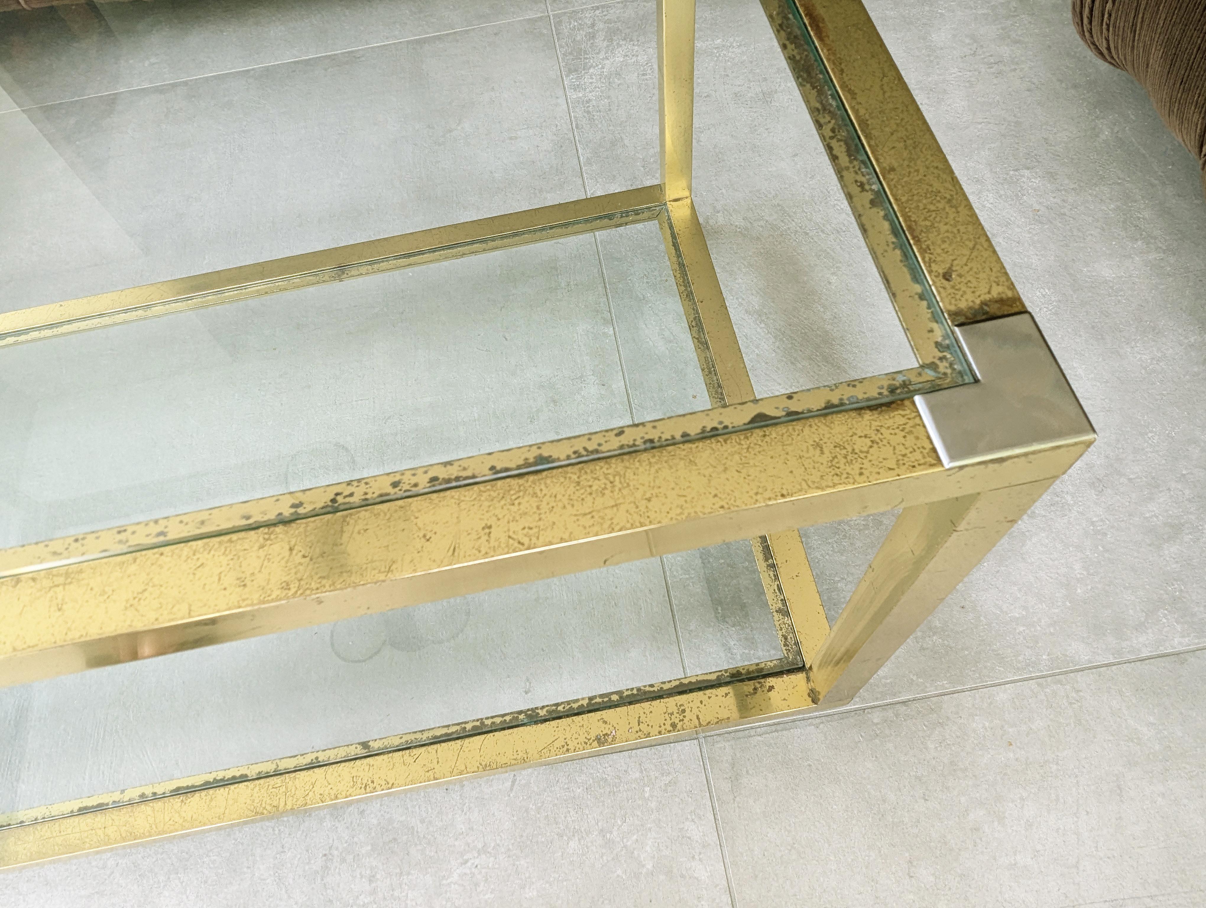 Italienischer Couchtisch mit Rädern aus Messing, verchromtem Metall und Glas aus den 1970er Jahren (Space Age) im Angebot