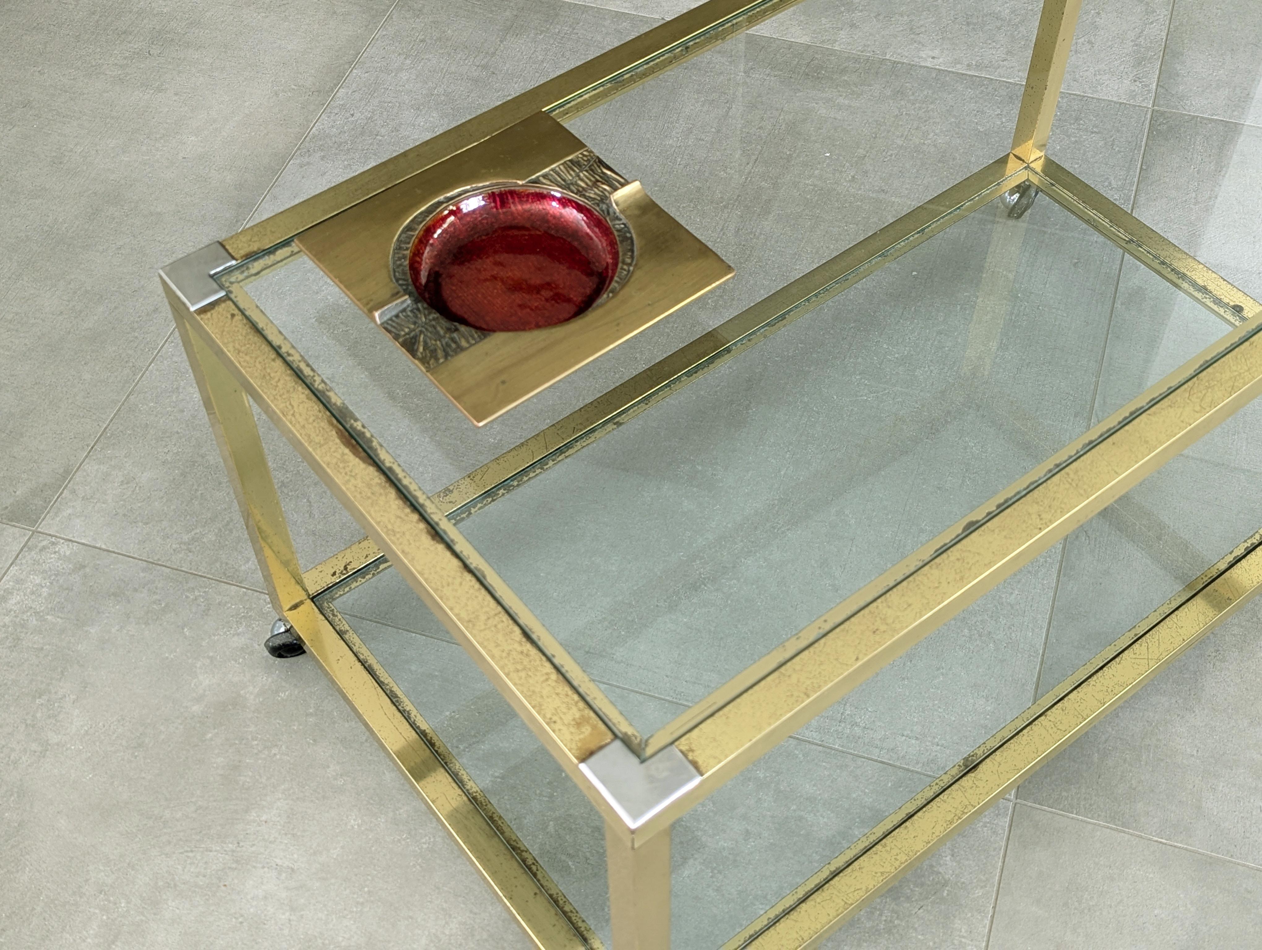 Italienischer Couchtisch mit Rädern aus Messing, verchromtem Metall und Glas aus den 1970er Jahren (Beschichtet) im Angebot