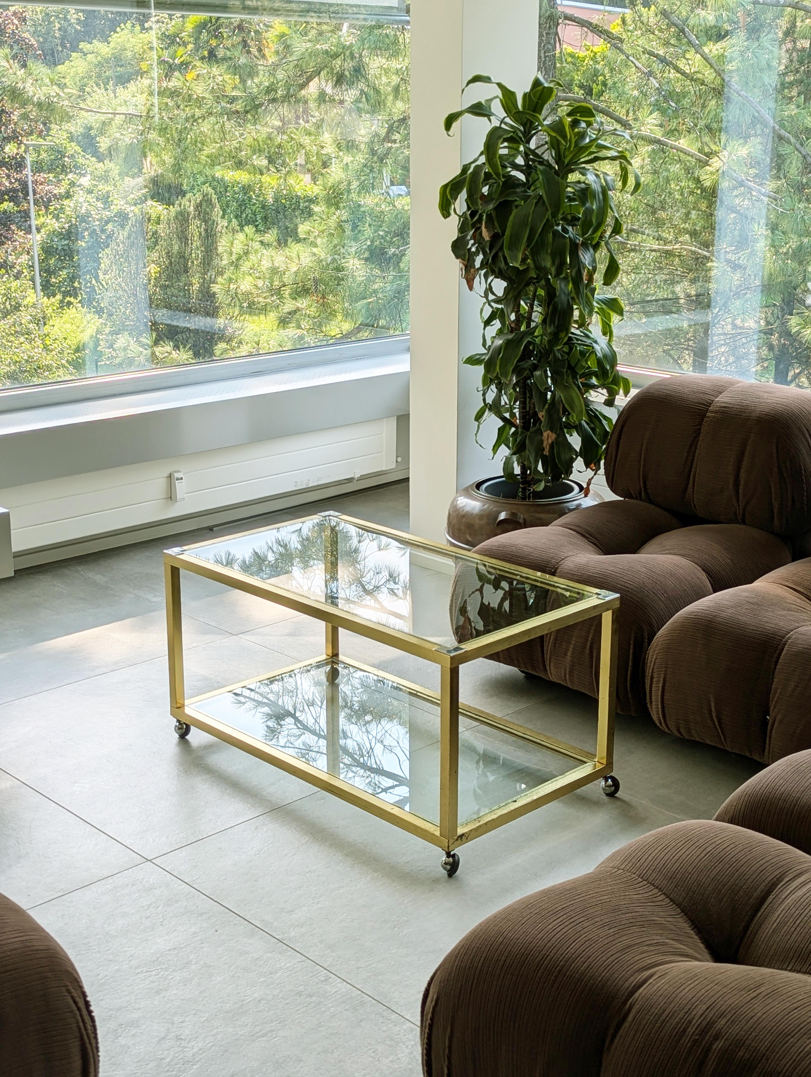 Italienischer Couchtisch mit Rädern aus Messing, verchromtem Metall und Glas aus den 1970er Jahren (Ende des 20. Jahrhunderts) im Angebot