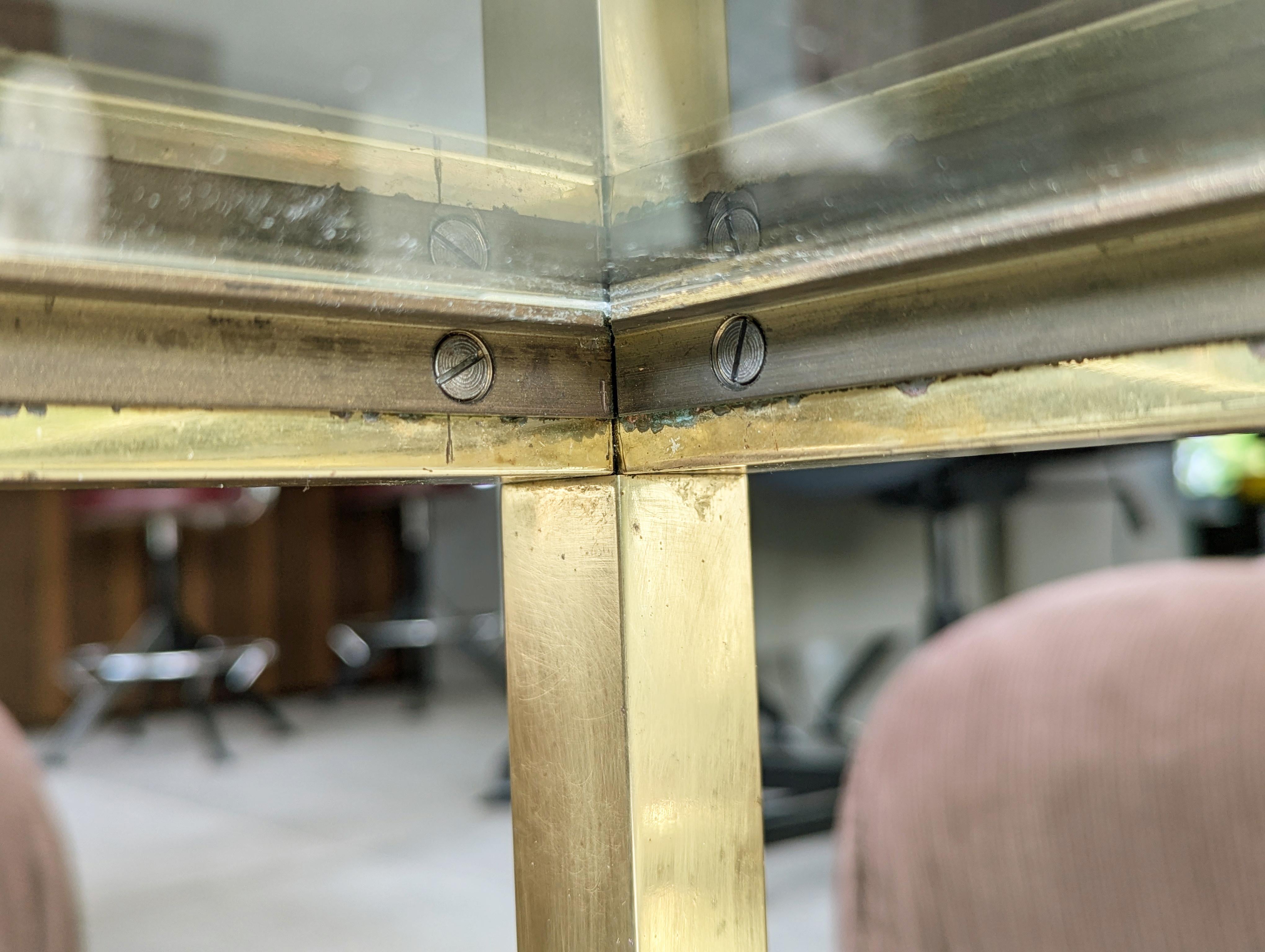 Italienischer Couchtisch mit Rädern aus Messing, verchromtem Metall und Glas aus den 1970er Jahren im Angebot 2