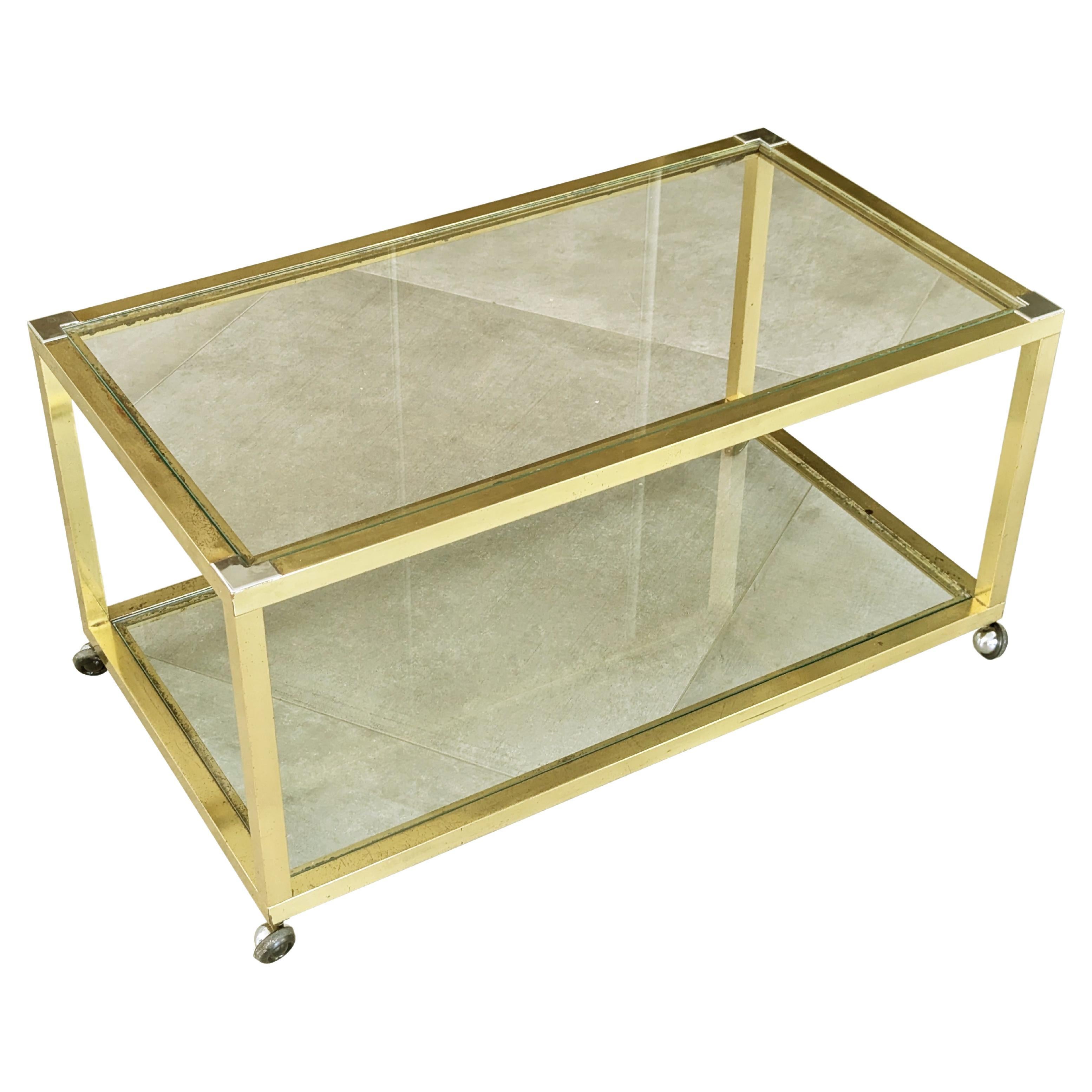 Laiton italien, métal chromé et verre Table basse à roulettes des années 1970