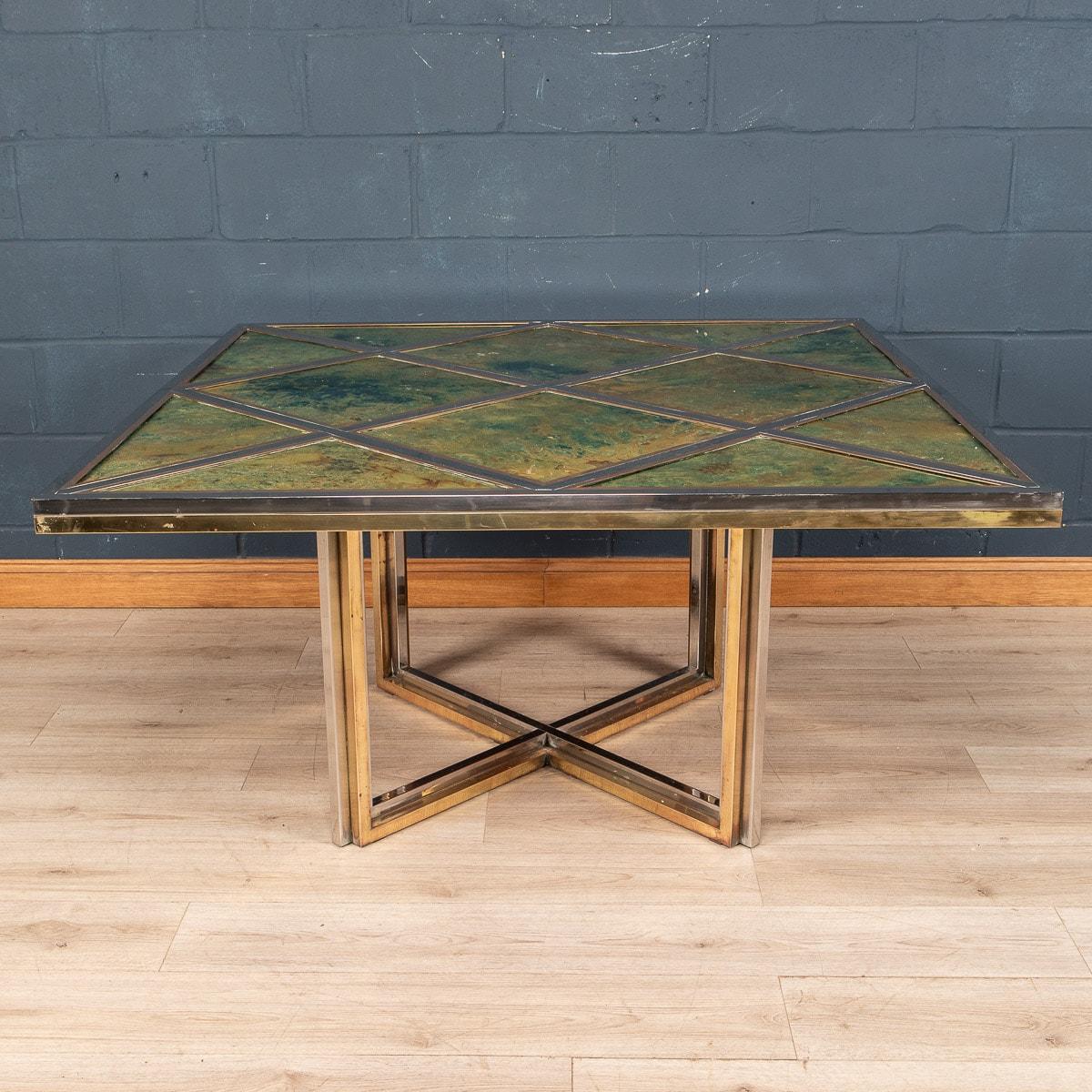 Ein beeindruckender Esstisch oder Mitteltisch, entworfen von Romeo Rega für Metalarte, hergestellt in Italien in den 1970er Jahren. Die Struktur des Tisches besteht vollständig aus Messing und Chrom, die Platte aus Glasfliesen mit