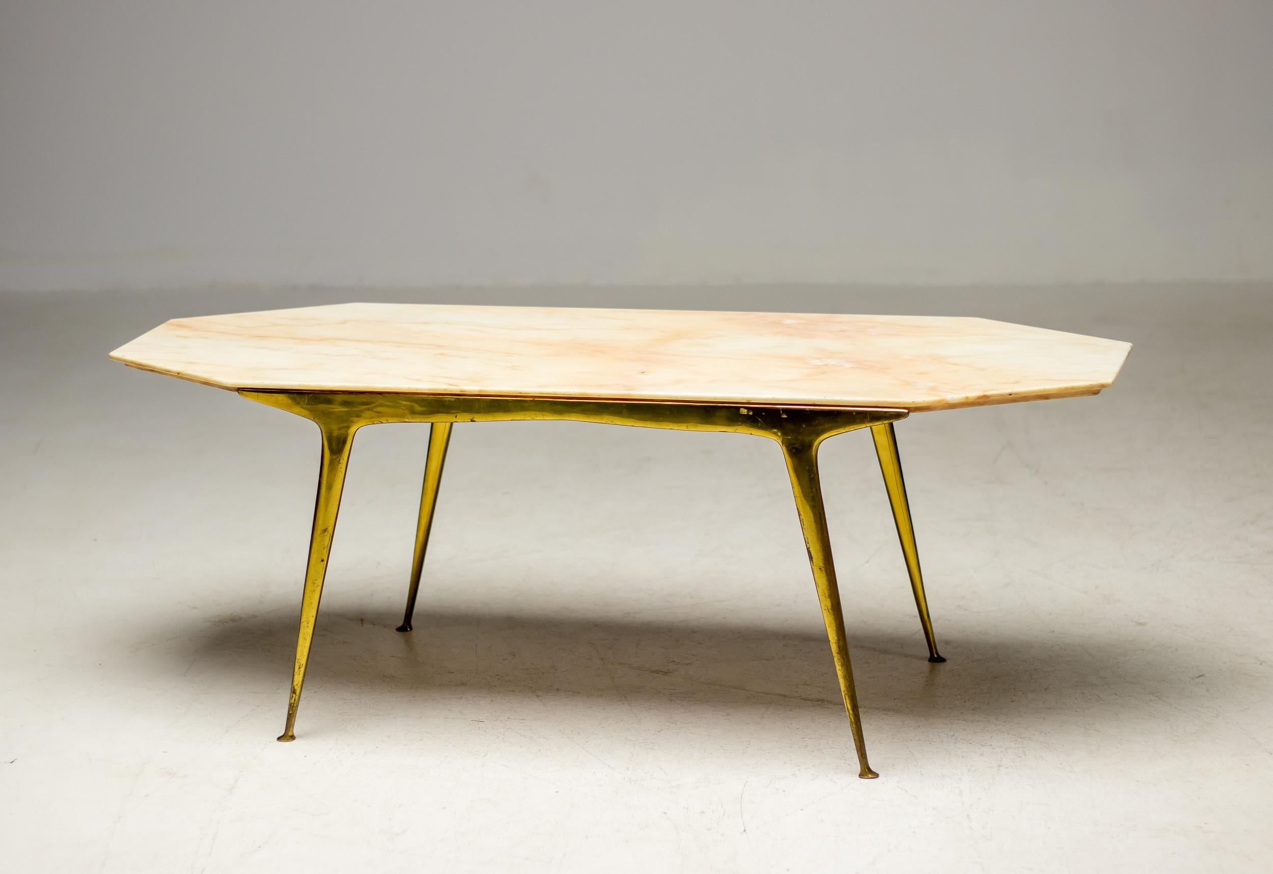 Très élégante table basse italienne des années 1950 avec une base en laiton poli et un plateau en marbre.
D'excellente facture italienne, elle est encore en parfait état avec une patine d'usage.
Rappelant le travail de Carlo Mollino, nous n'avons