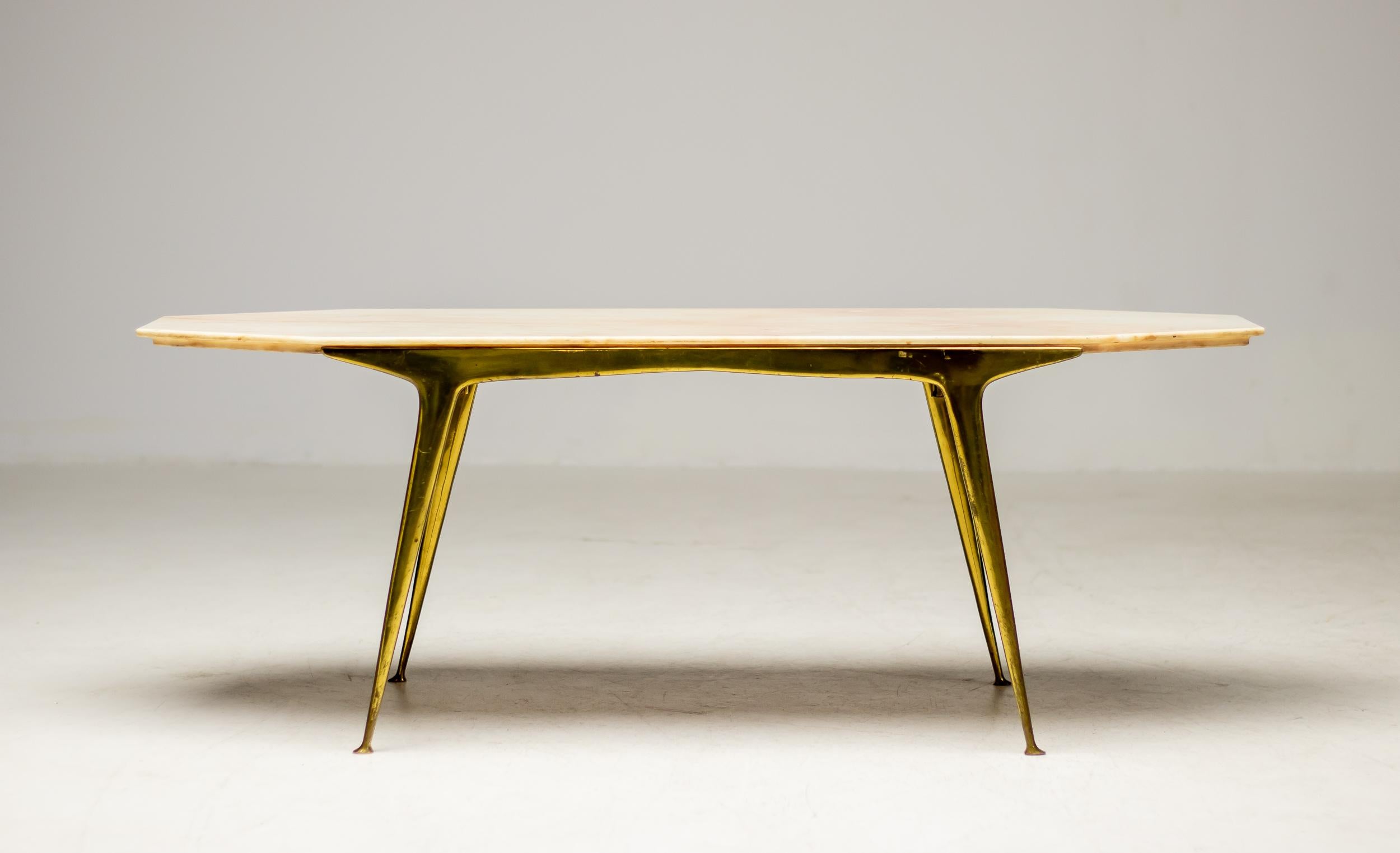 Très élégante table basse italienne des années 1950 avec une base en laiton poli et un plateau en marbre.
D'excellente facture italienne, elle est encore en parfait état avec une patine d'usage.
Rappelant le travail de Carlo Mollino, nous n'avons
