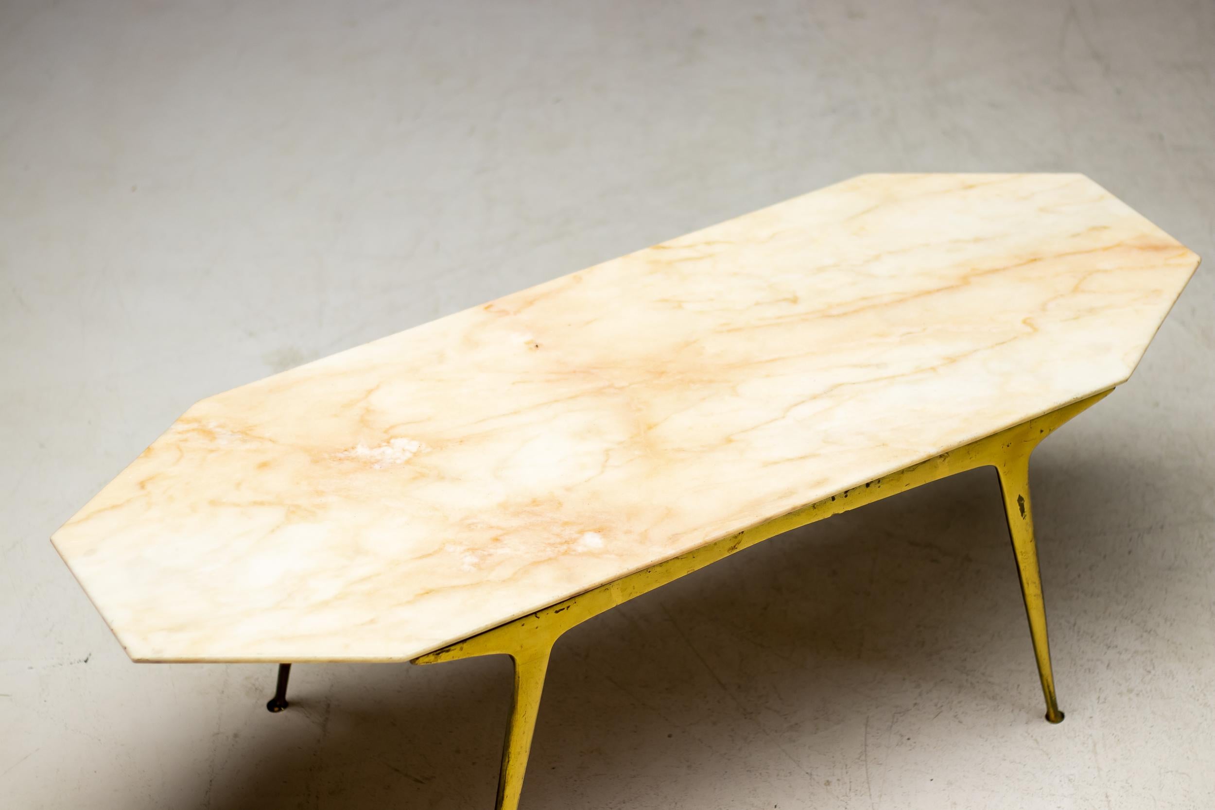 Laiton Table basse italienne avec plateau en marbre, 1960 en vente