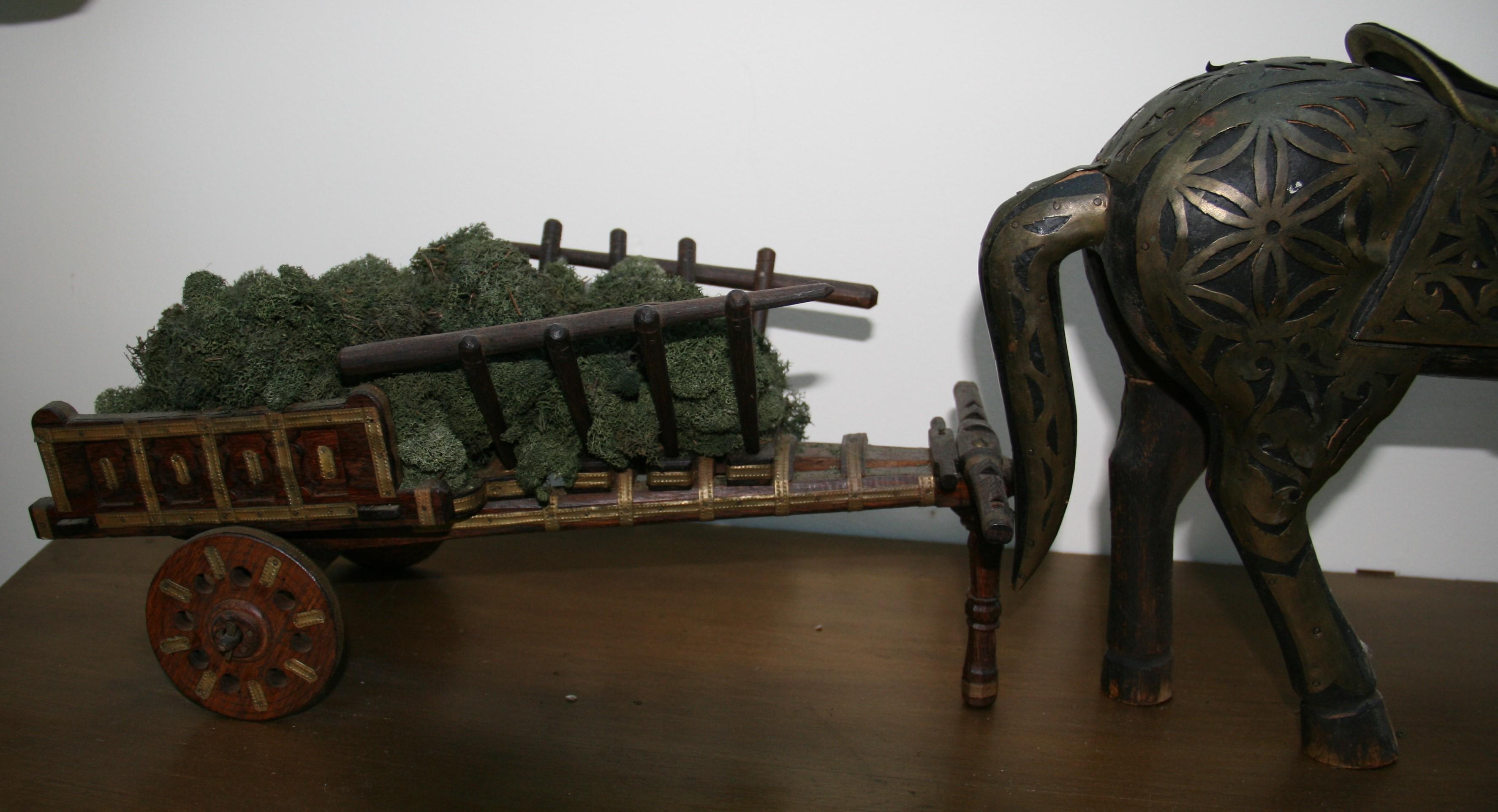Milieu du XXe siècle Cheval et chariot italien en bois recouvert de laiton en vente