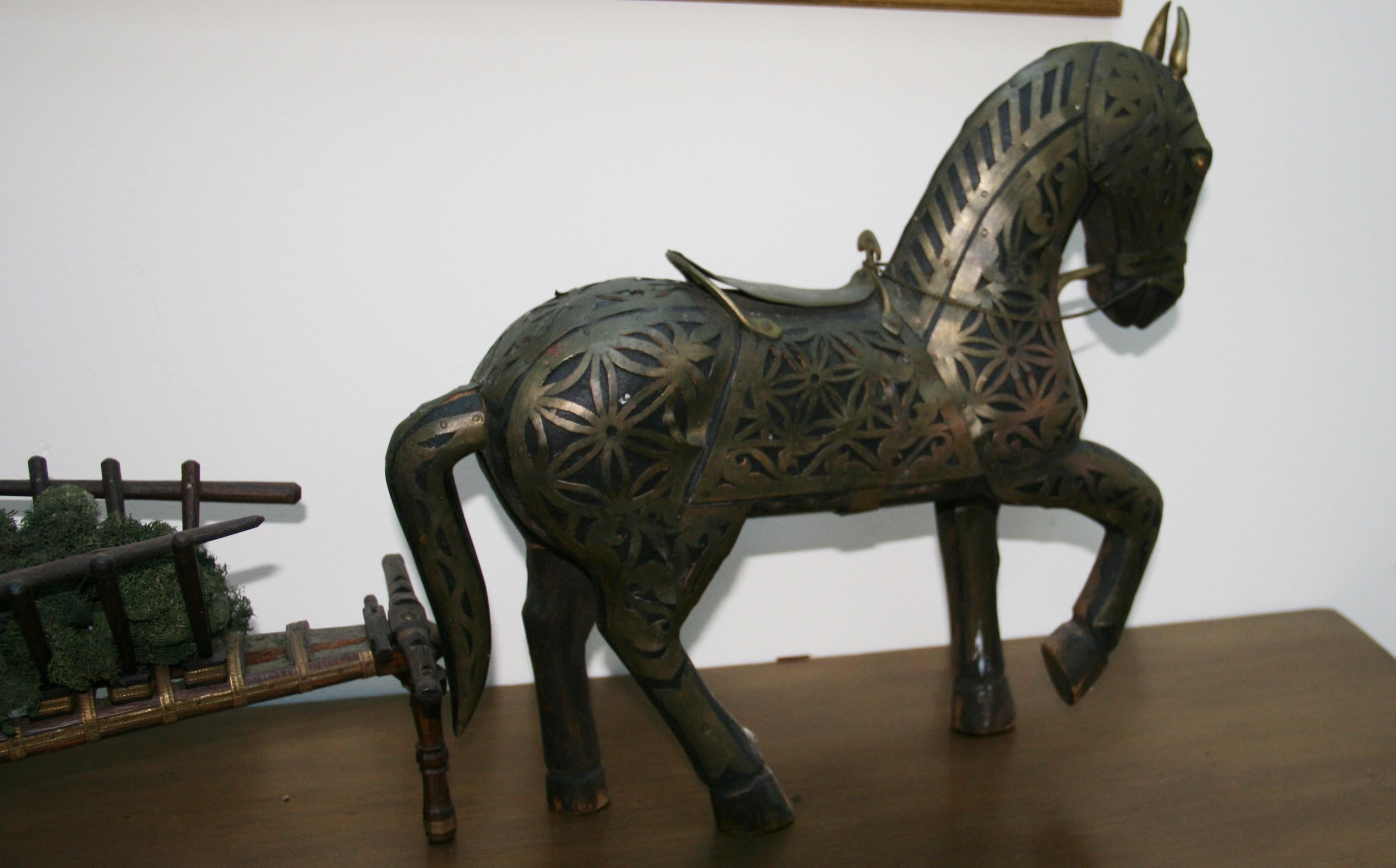 Cheval et chariot italien en bois recouvert de laiton en vente 2