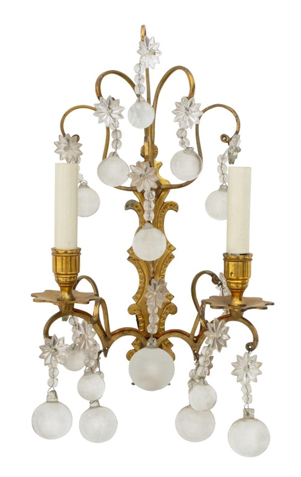 Coppia di candelabri da parete a due bracci in ottone e cristallo, a forma di stella con orbite pendenti, etichetta 