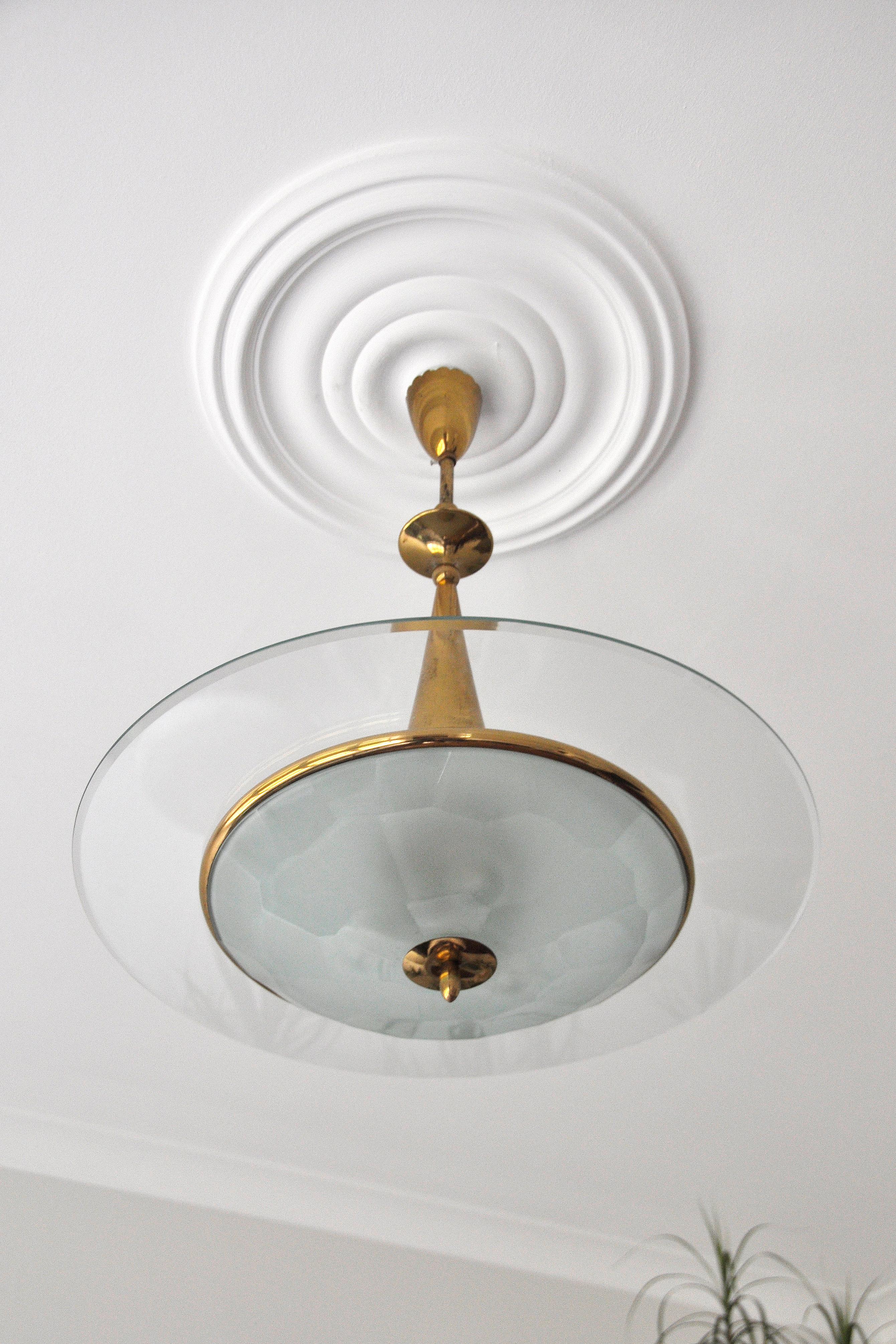 Italian Brass & Crystal Glass Ceiling Lamp from Fontana Arte, 1950s In Good Condition In Zwijndrecht, Antwerp