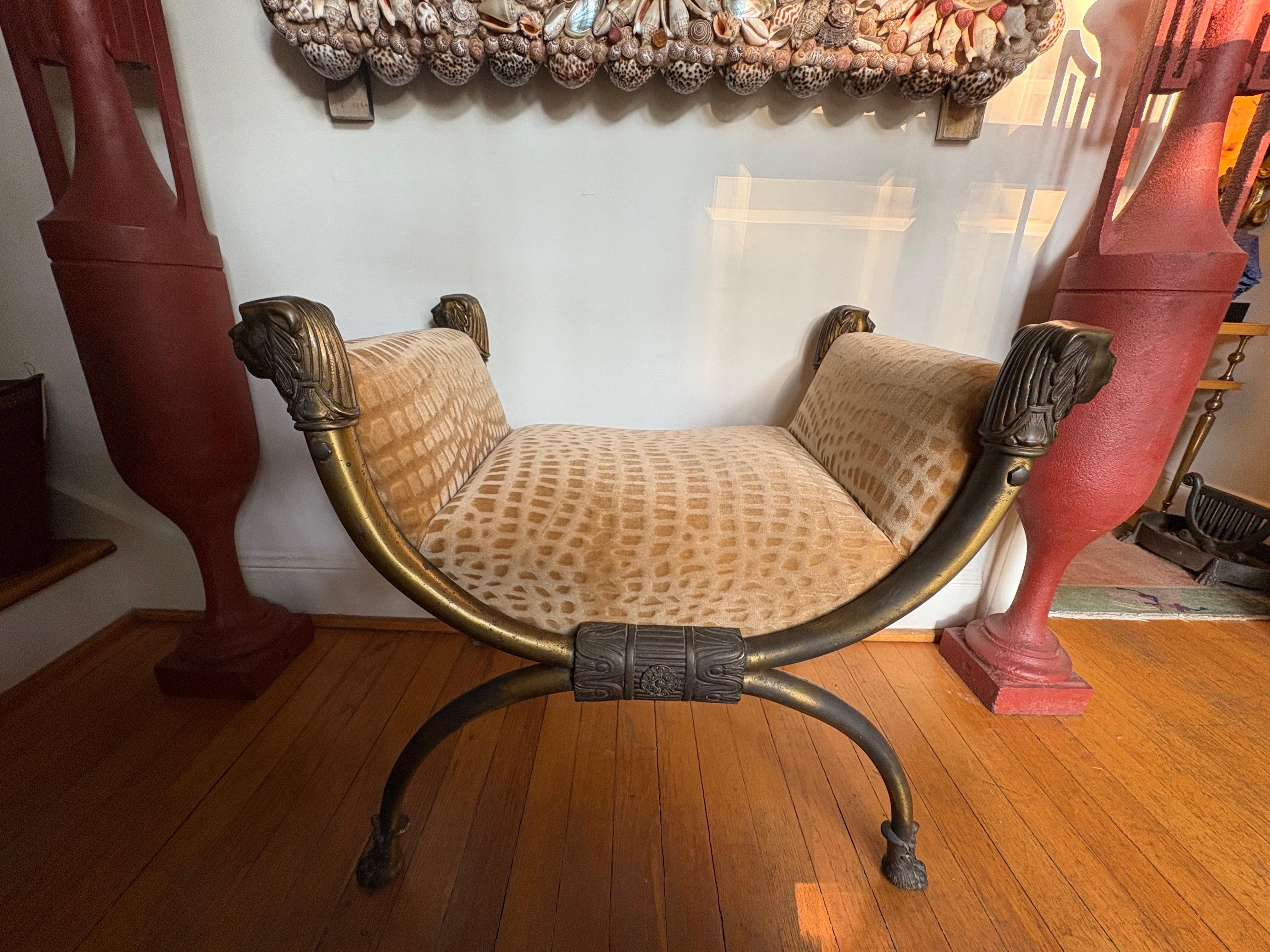 Panchina italiana in ottone a curule con teste di leone.
In offerta c'è una bella panca a curule in ottone in stile neoclassico italiano con teste di leone su tutti gli angoli che terminano con piedi a zampa. La nostra panca è stata rivestita
