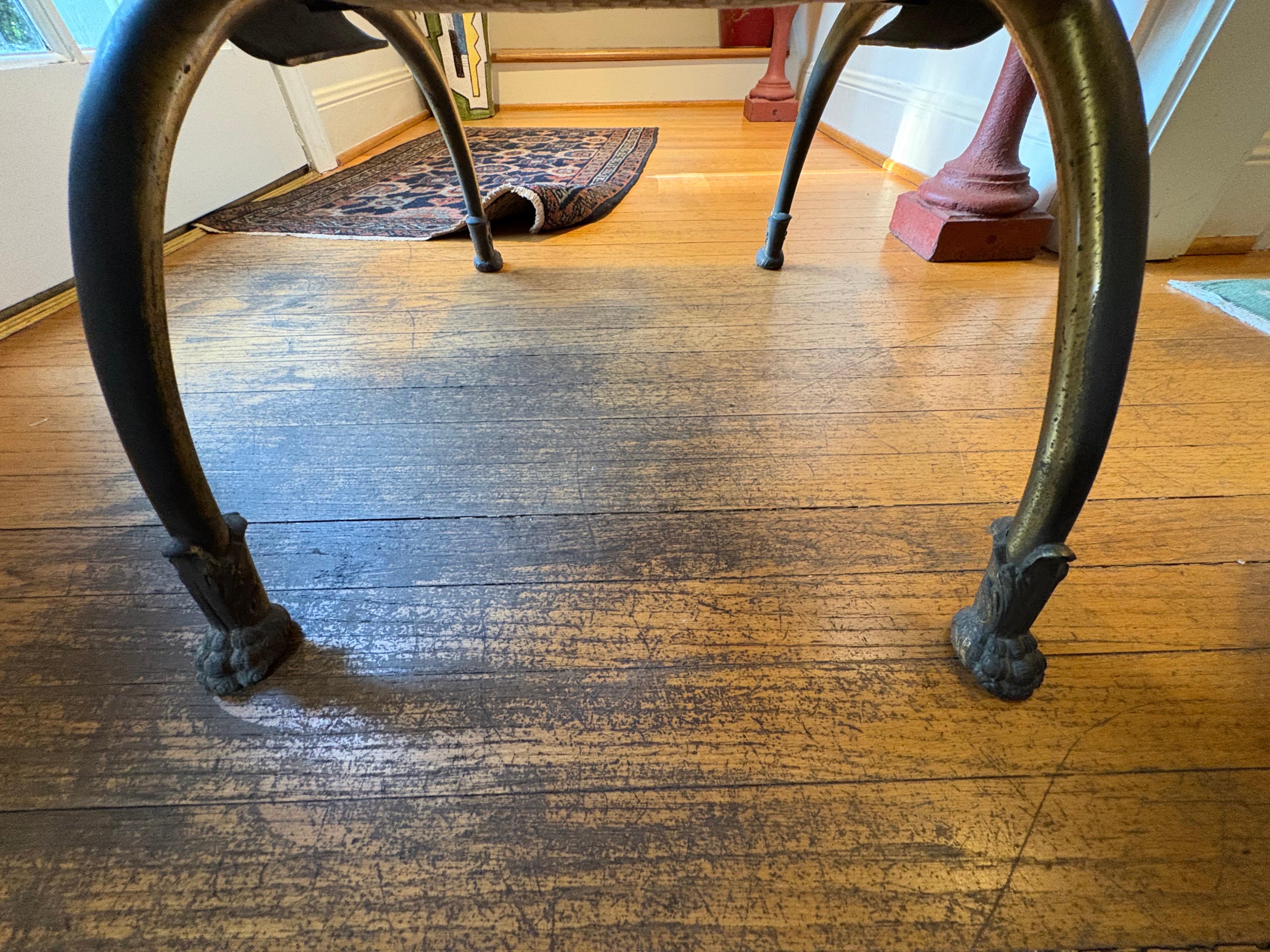 Neoclassico Panchina italiana in ottone a curule con teste di leone in vendita