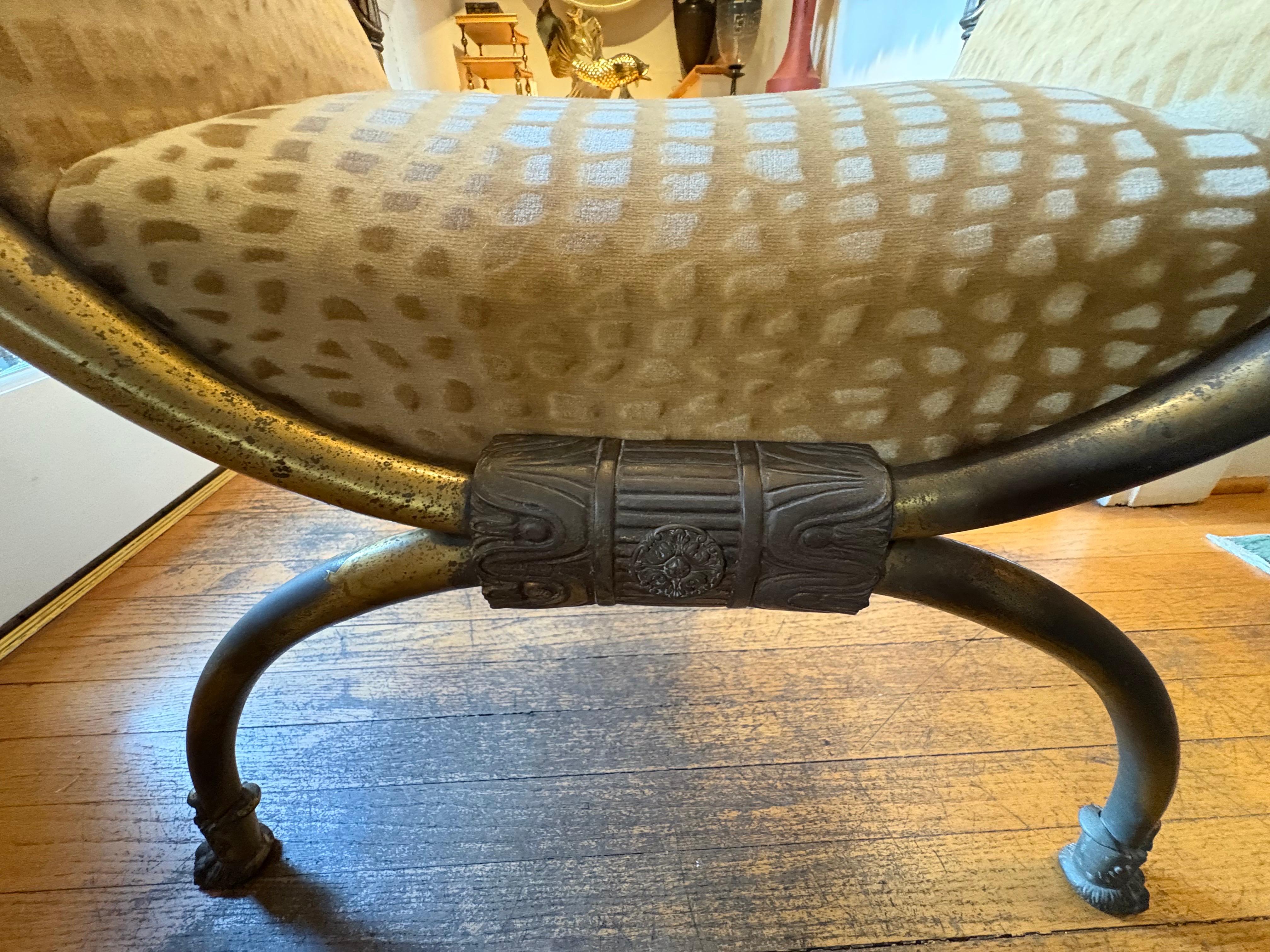 Panchina italiana in ottone a curule con teste di leone In condizioni buone in vendita a Houston, TX
