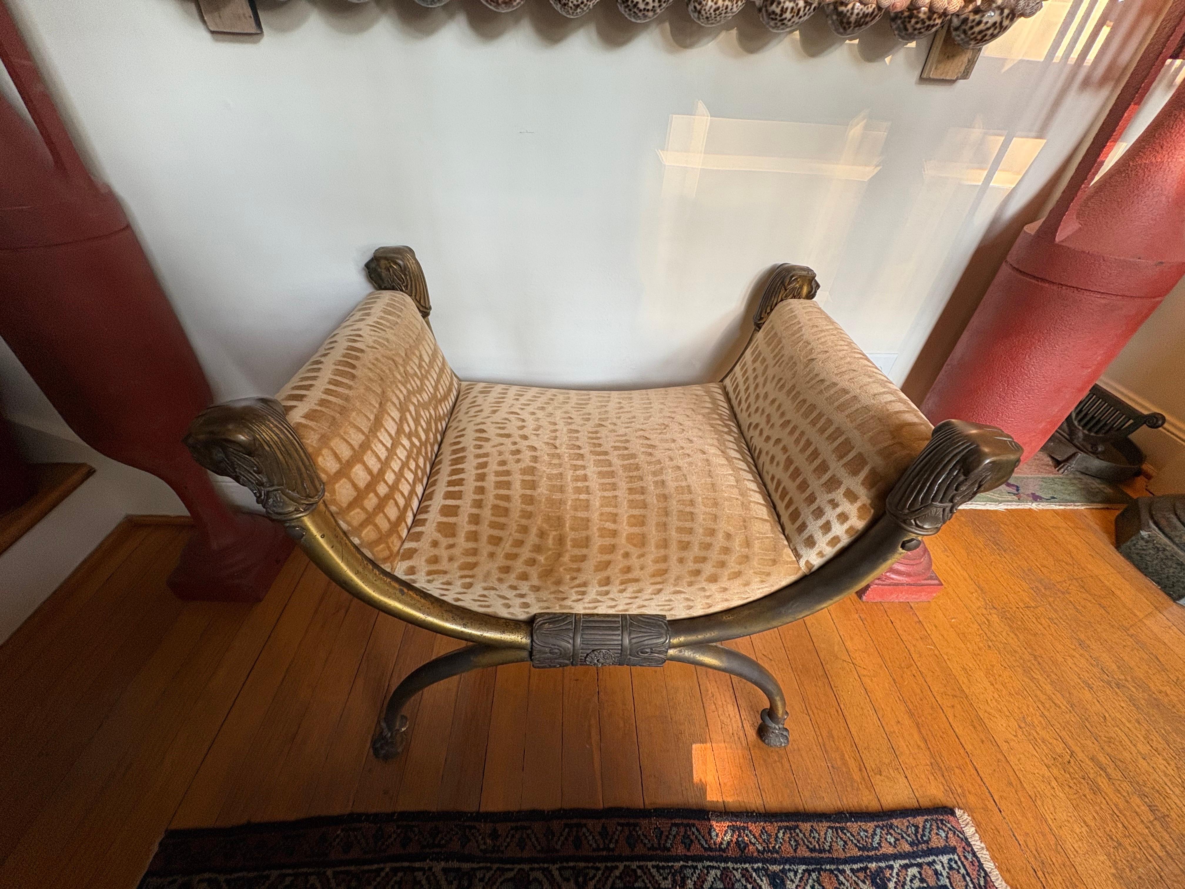 Ottone Panchina italiana in ottone a curule con teste di leone in vendita