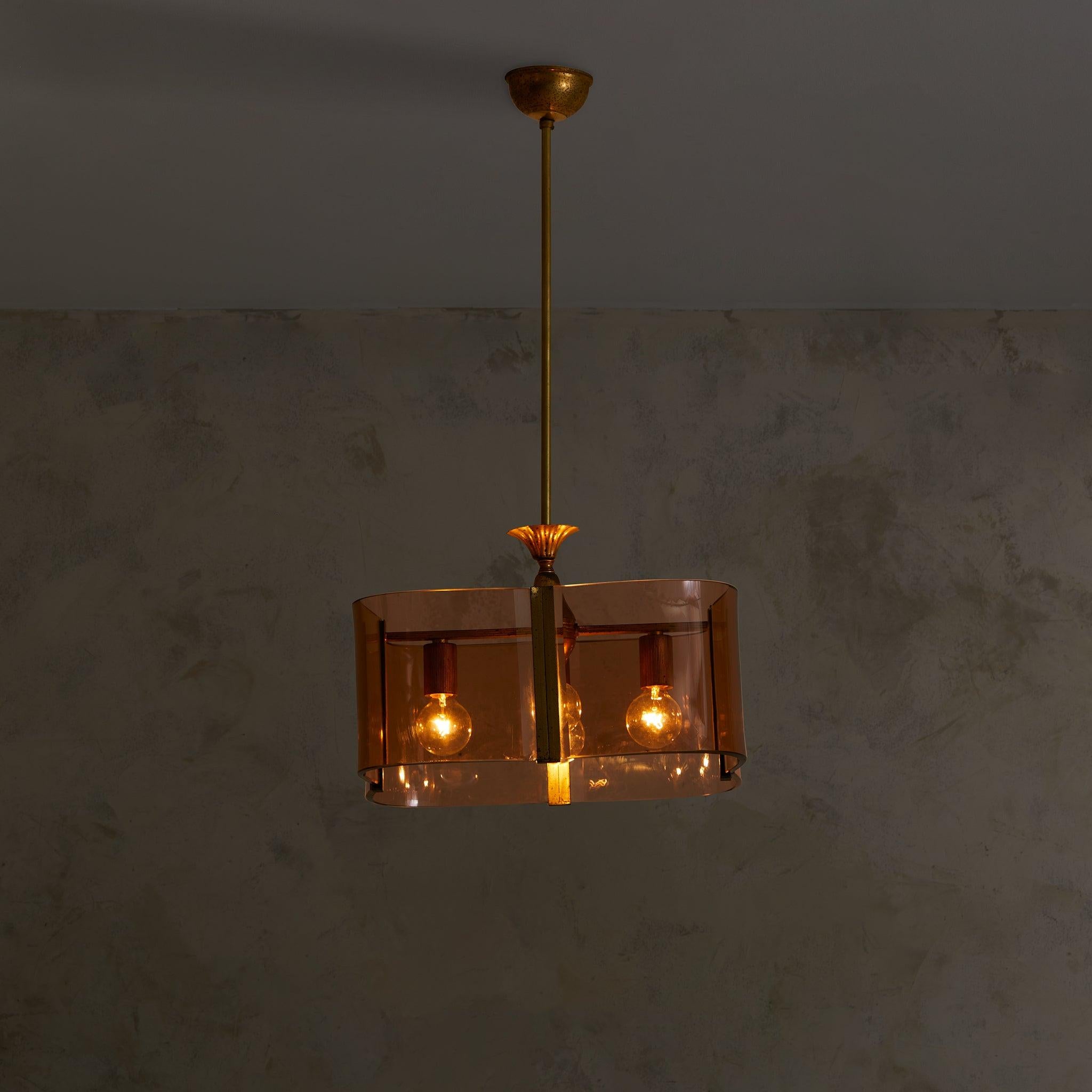 Cette lampe suspendue expressive mais sobre, datant de l'Italie des années 1970, est définie par une bande de verre fumé incurvée entourant un intérieur à quatre ampoules. L'abat-jour ambré teinté est délicatement sculpté, sa forme rectangulaire