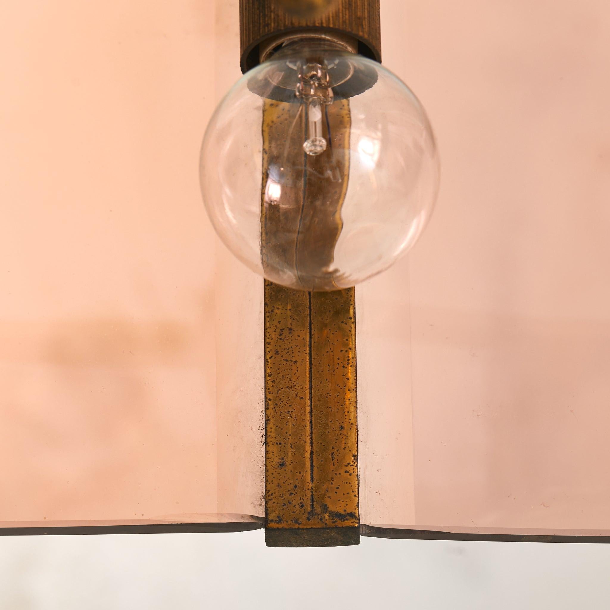 Laiton Suspension italienne en laiton + verre fumé ambré incurvé, années 1970 en vente