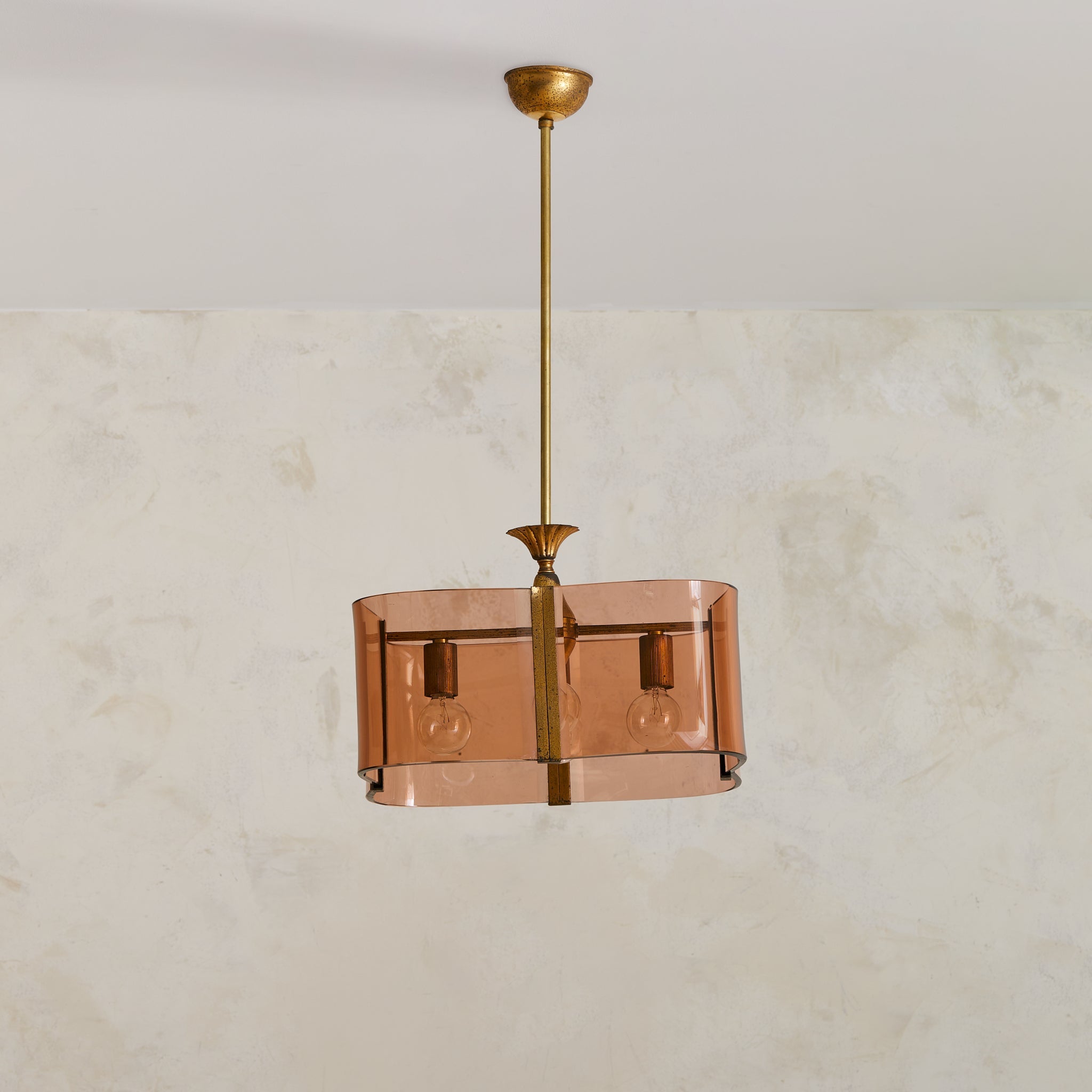 Suspension italienne en laiton + verre fumé ambré incurvé, années 1970 en vente