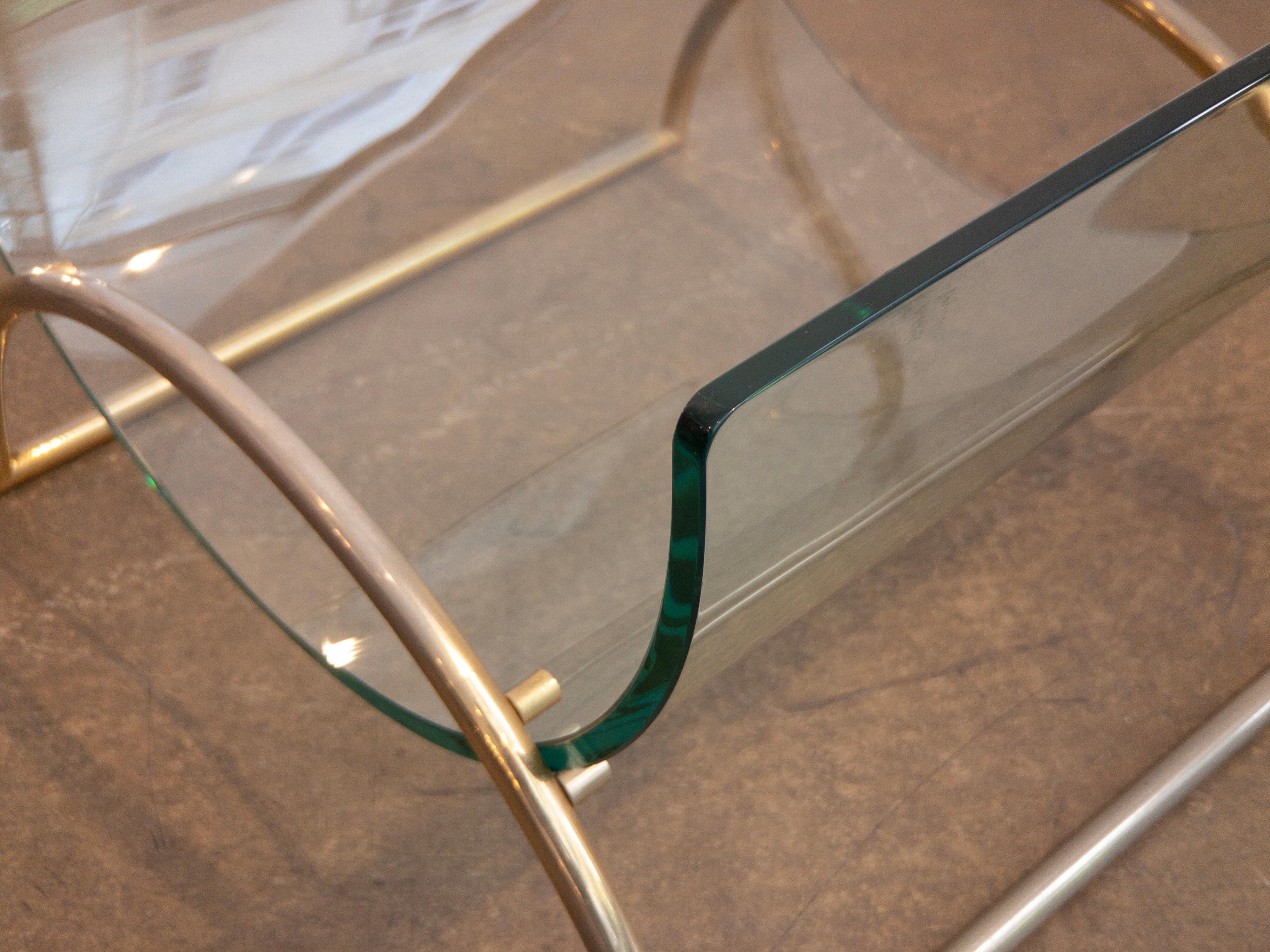 Italian Brass Curved-Glass Mid-Century Modern Magazine Rack by Gallotti & Radice In Good Condition In Vienna, AT