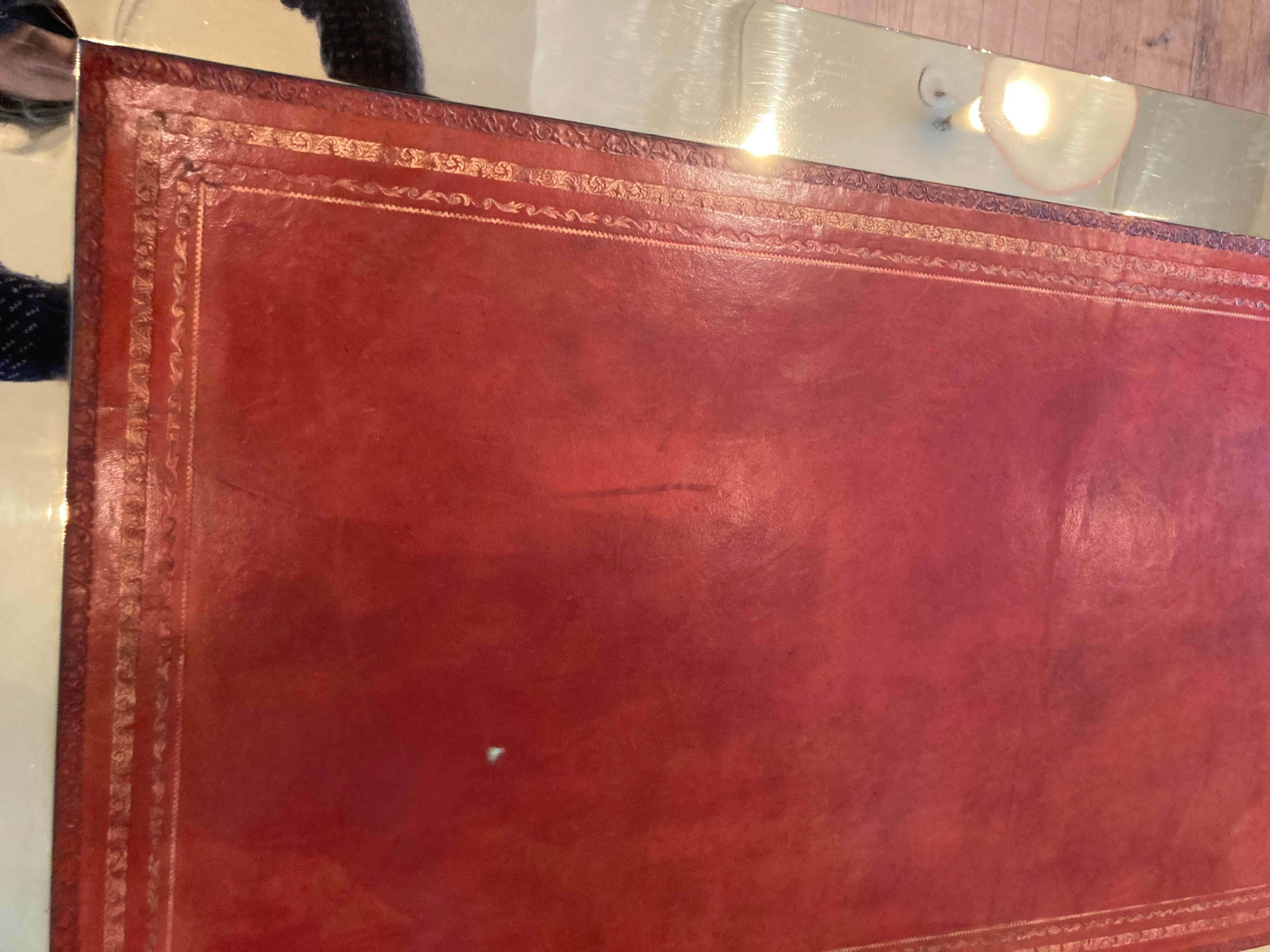 Escritorio italiano de latón con tapa de cuero en venta 3