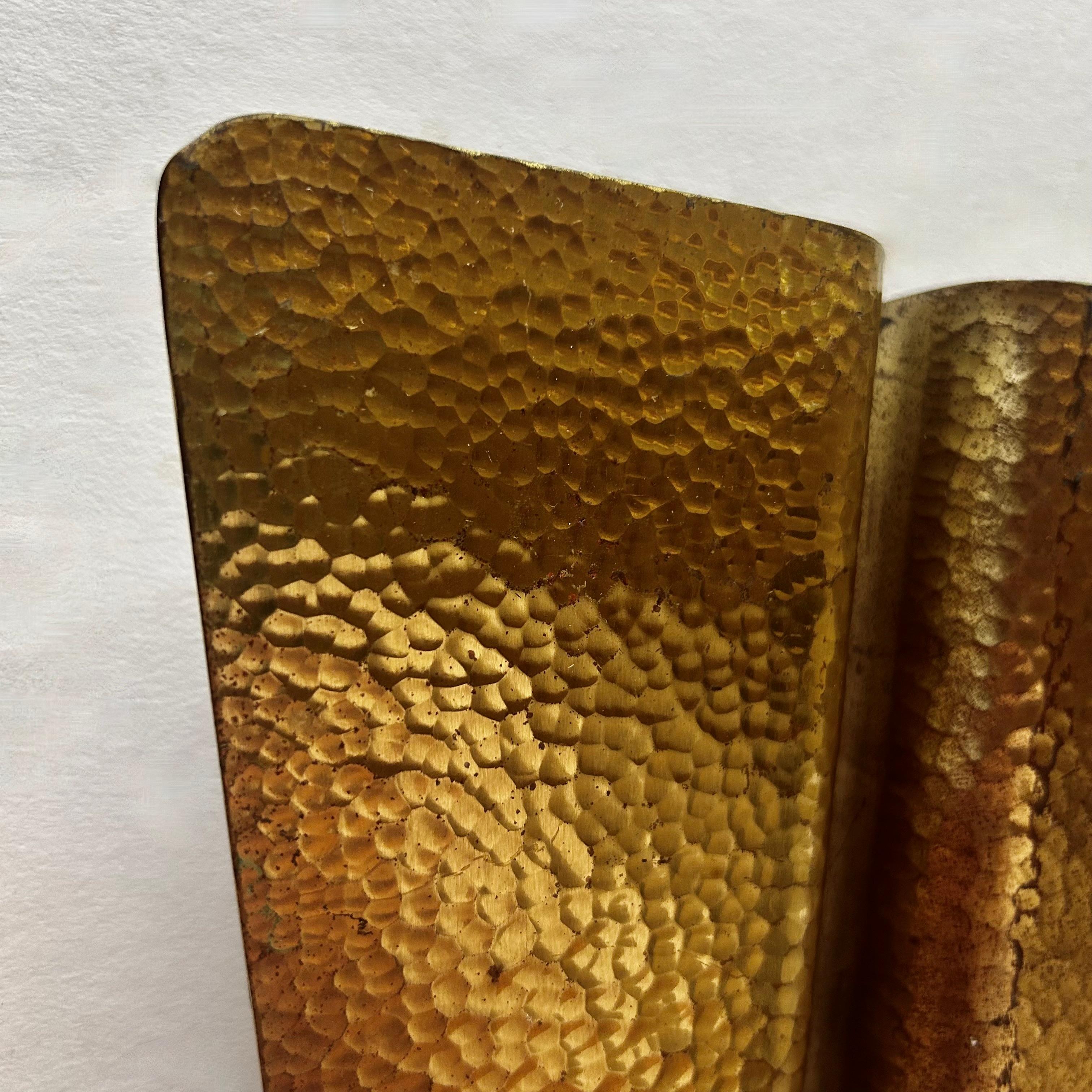 Coppia di maniglie per porte in ottone degli anni '50 con finitura martellata a mano che forma una forma a V. 

