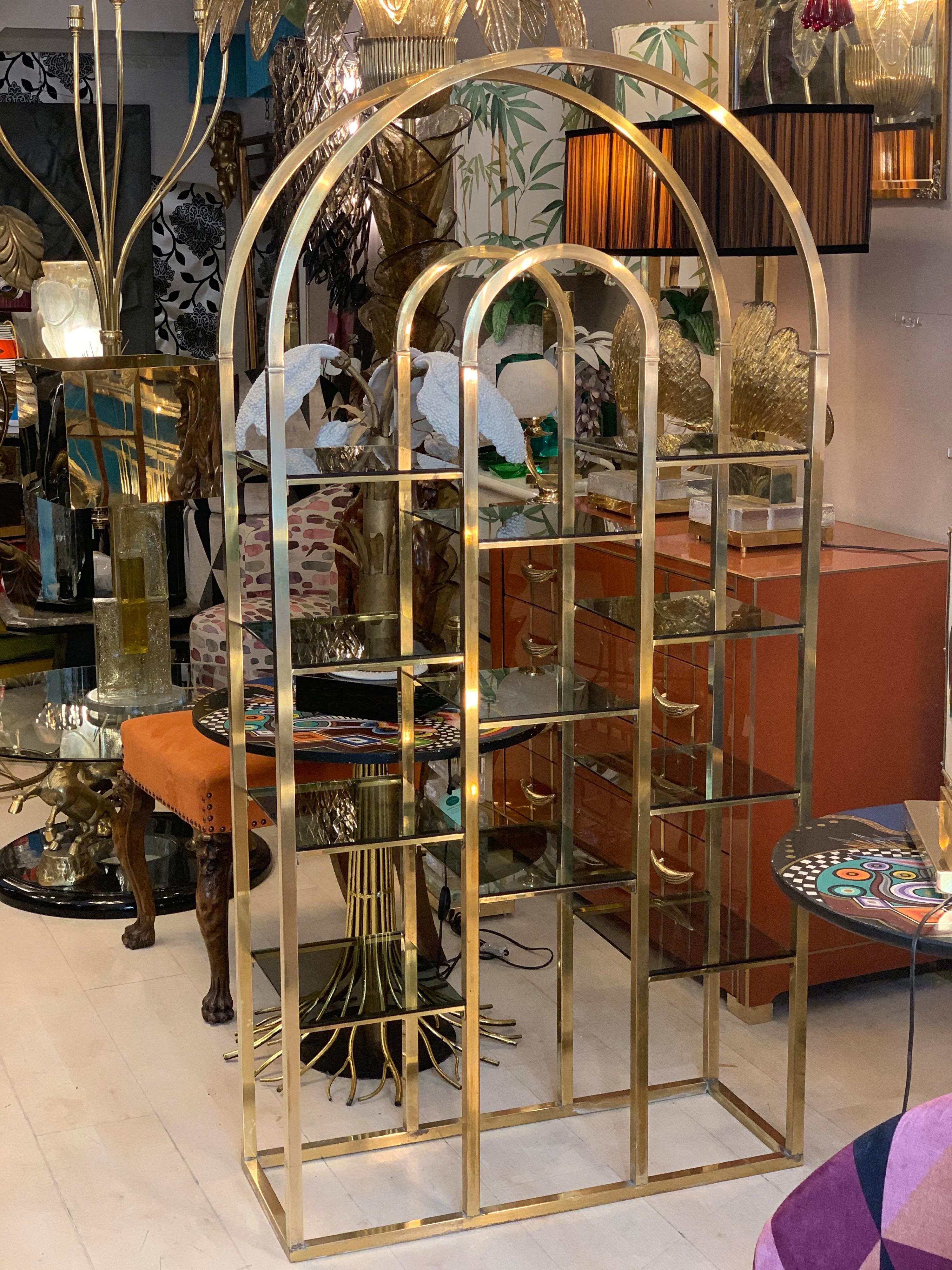 Italian Brass Etagère with Smoked Glass Shelves, 1970s In Good Condition In Florence, IT