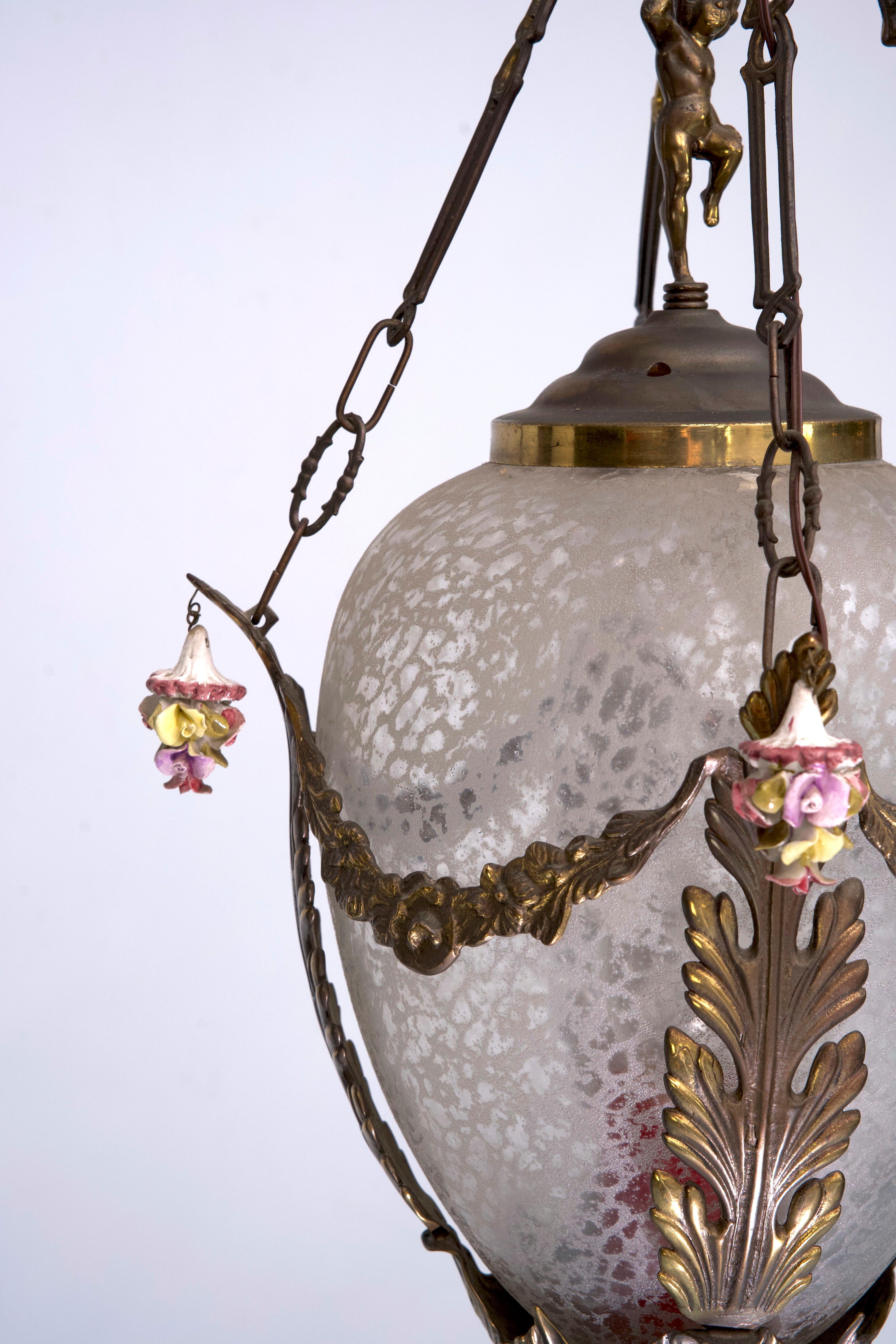 Lanterne italienne en laiton, verre gravé et fleurs de Capodimonte des années 50 en vente 4