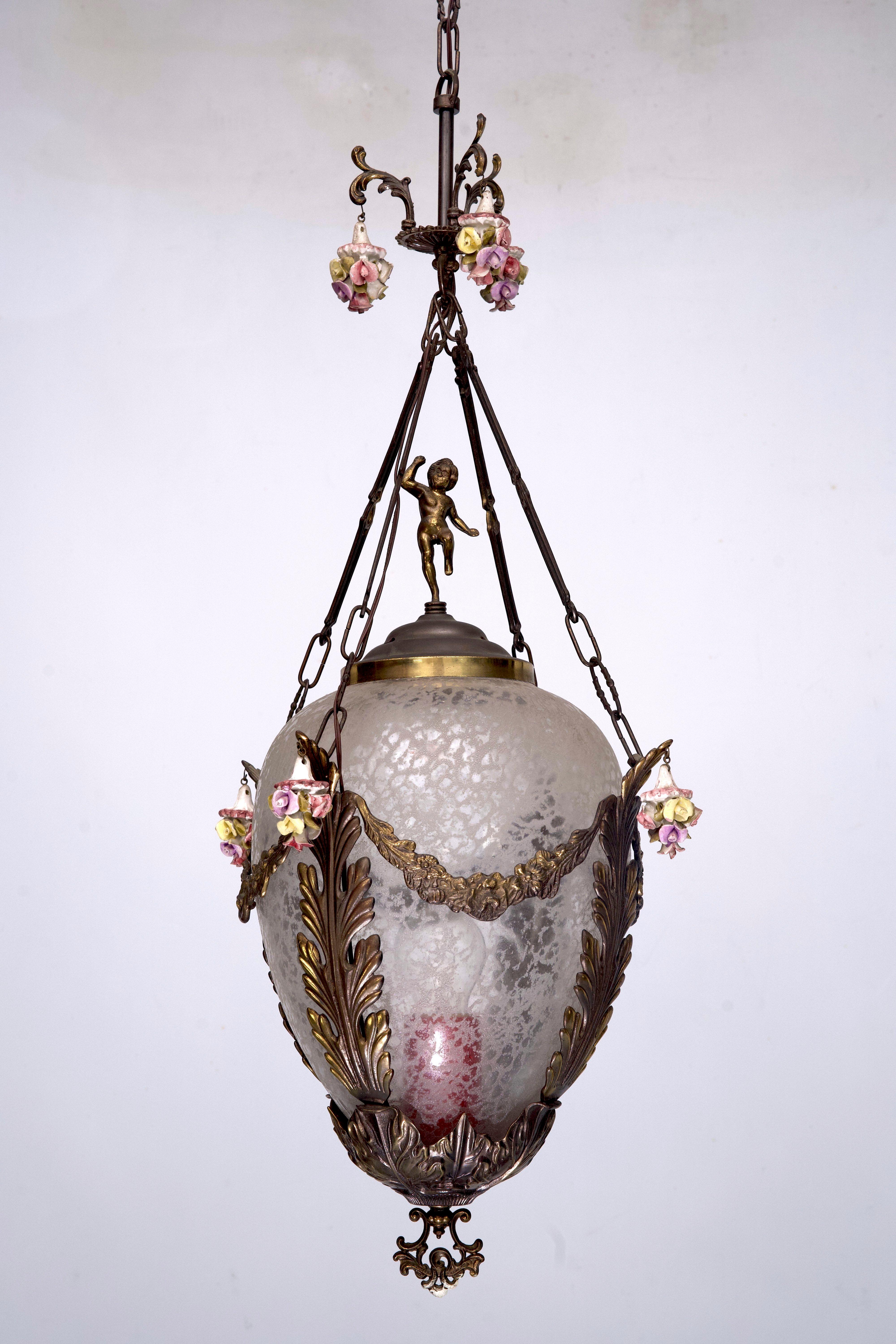 Lanterne italienne des années 1950, fabriquée en laiton et dotée de panneaux en verre gravé. Cette pièce élégante est ornée de délicates fleurs en porcelaine de Capodimonte, témoignant d'un savoir-faire exceptionnel et d'un souci du détail. La
