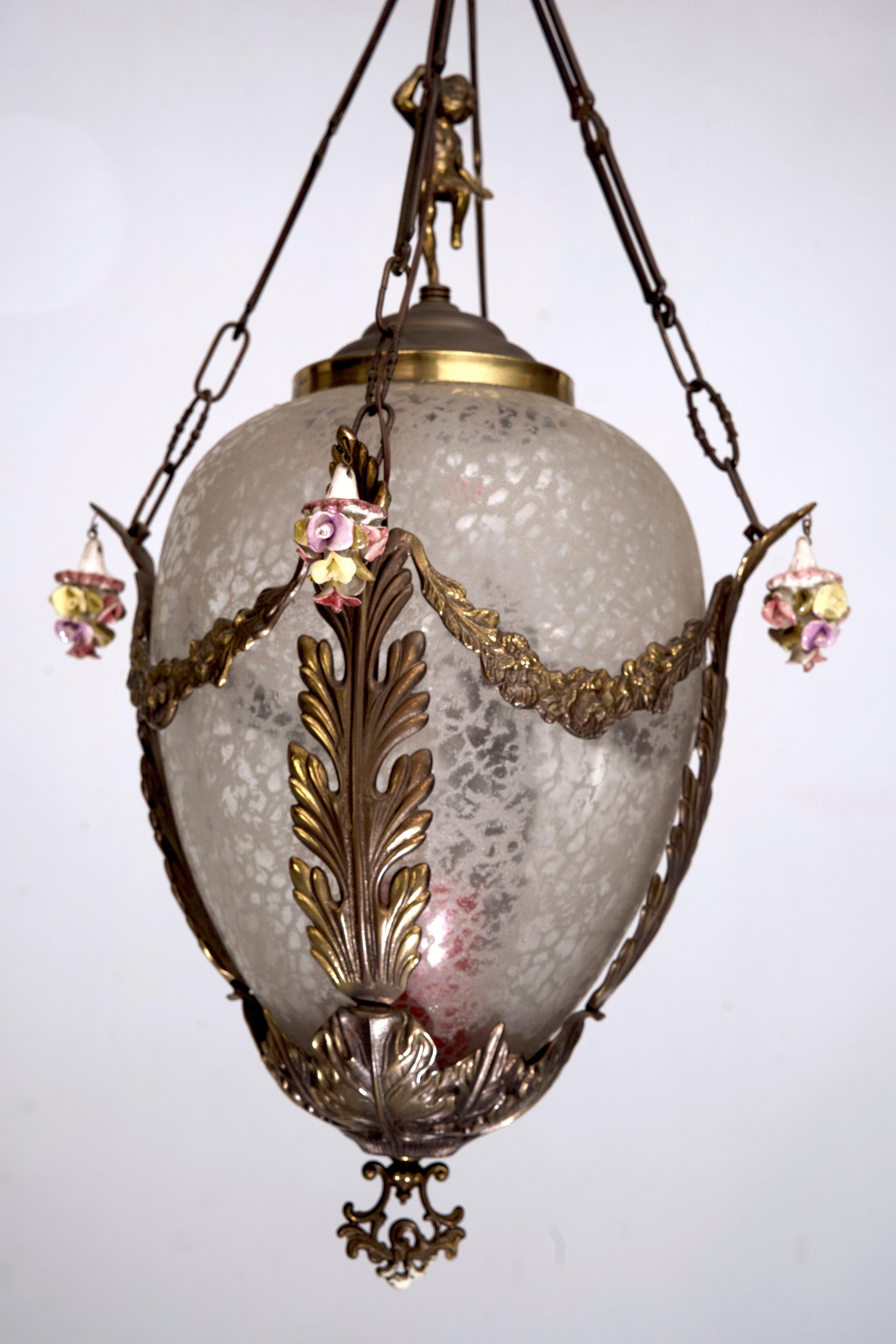 Mid-Century Modern Lanterne italienne en laiton, verre gravé et fleurs de Capodimonte des années 50 en vente