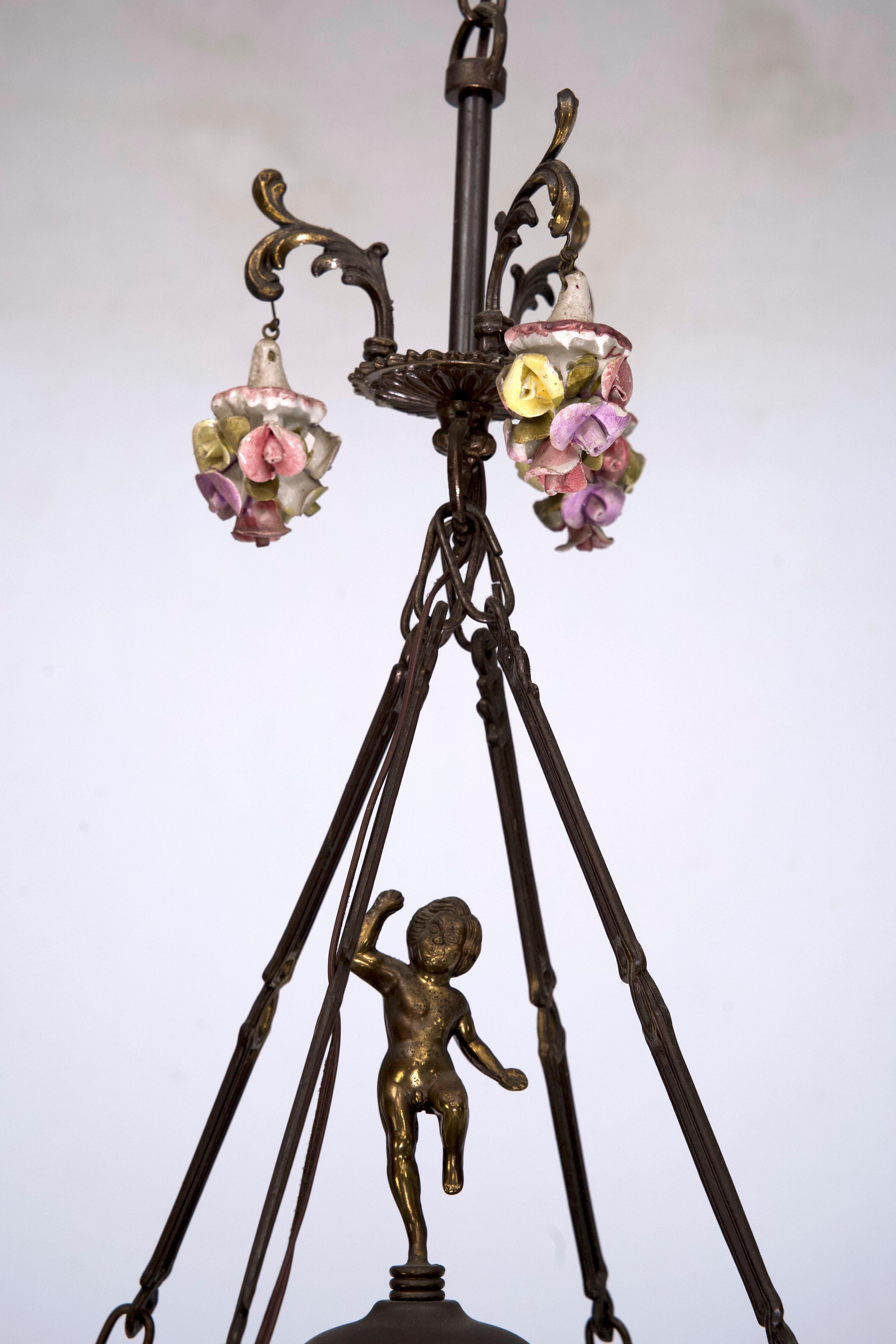 Laiton Lanterne italienne en laiton, verre gravé et fleurs de Capodimonte des années 50 en vente