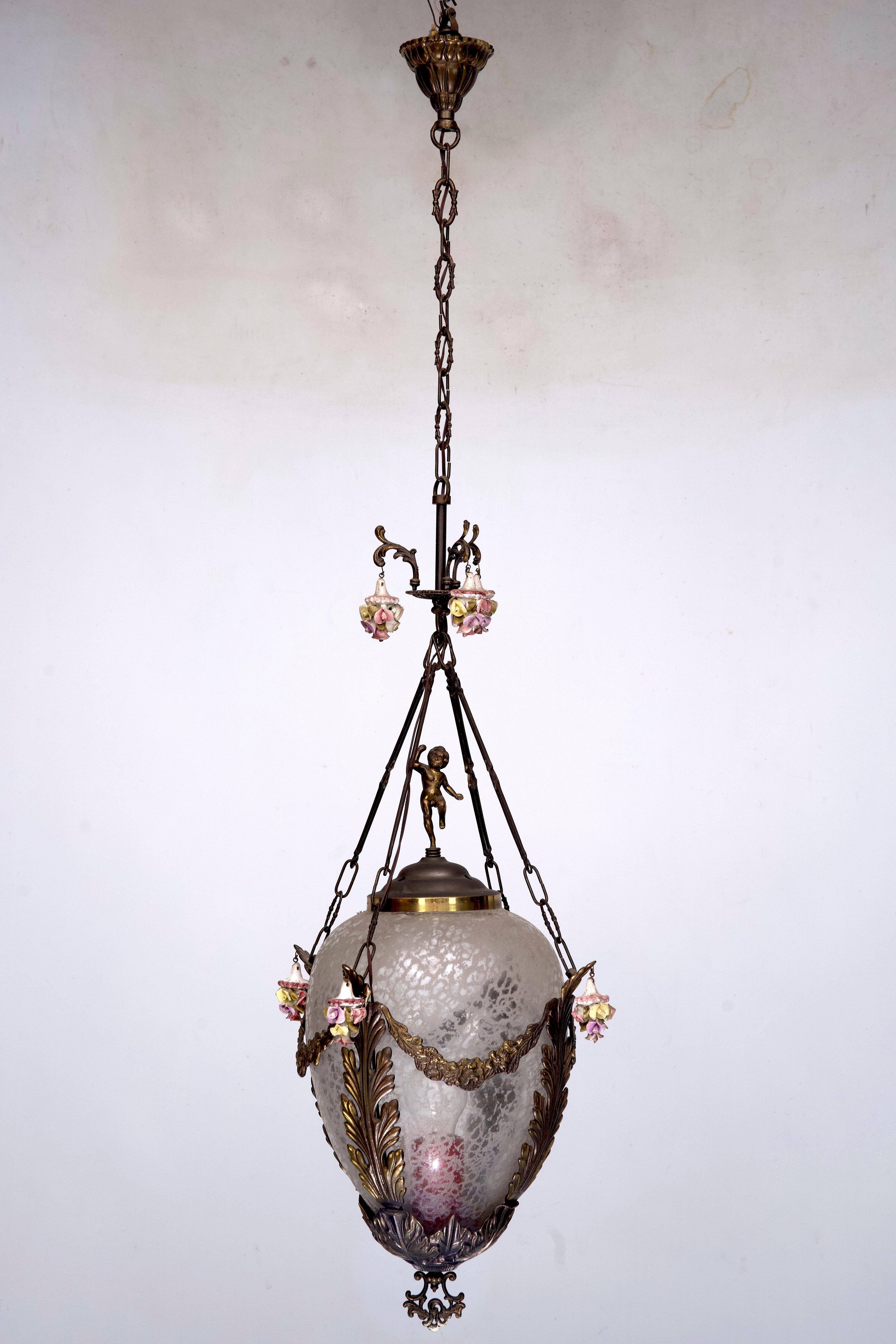 Lanterne italienne en laiton, verre gravé et fleurs de Capodimonte des années 50 en vente 1