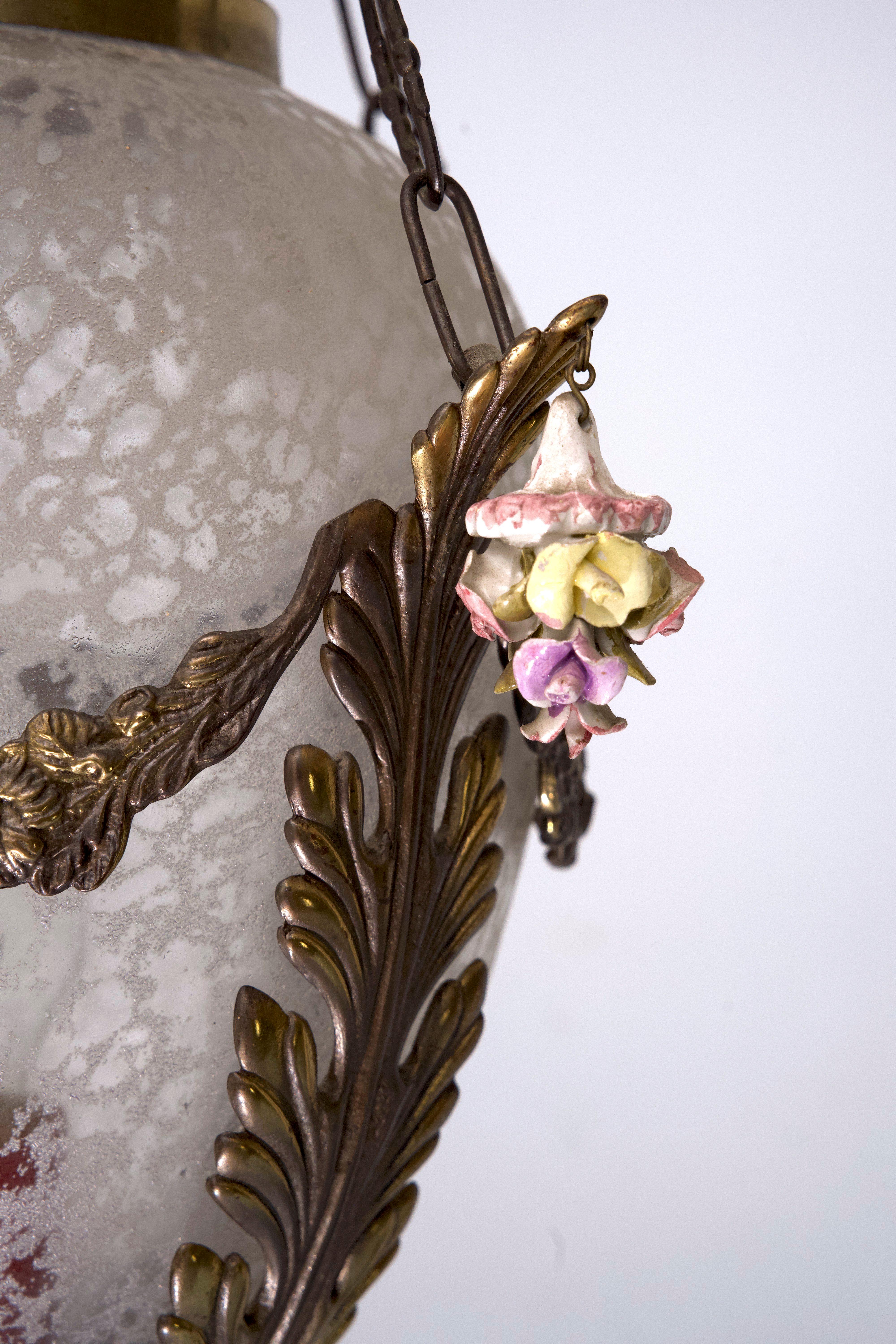 Lanterne italienne en laiton, verre gravé et fleurs de Capodimonte des années 50 en vente 2