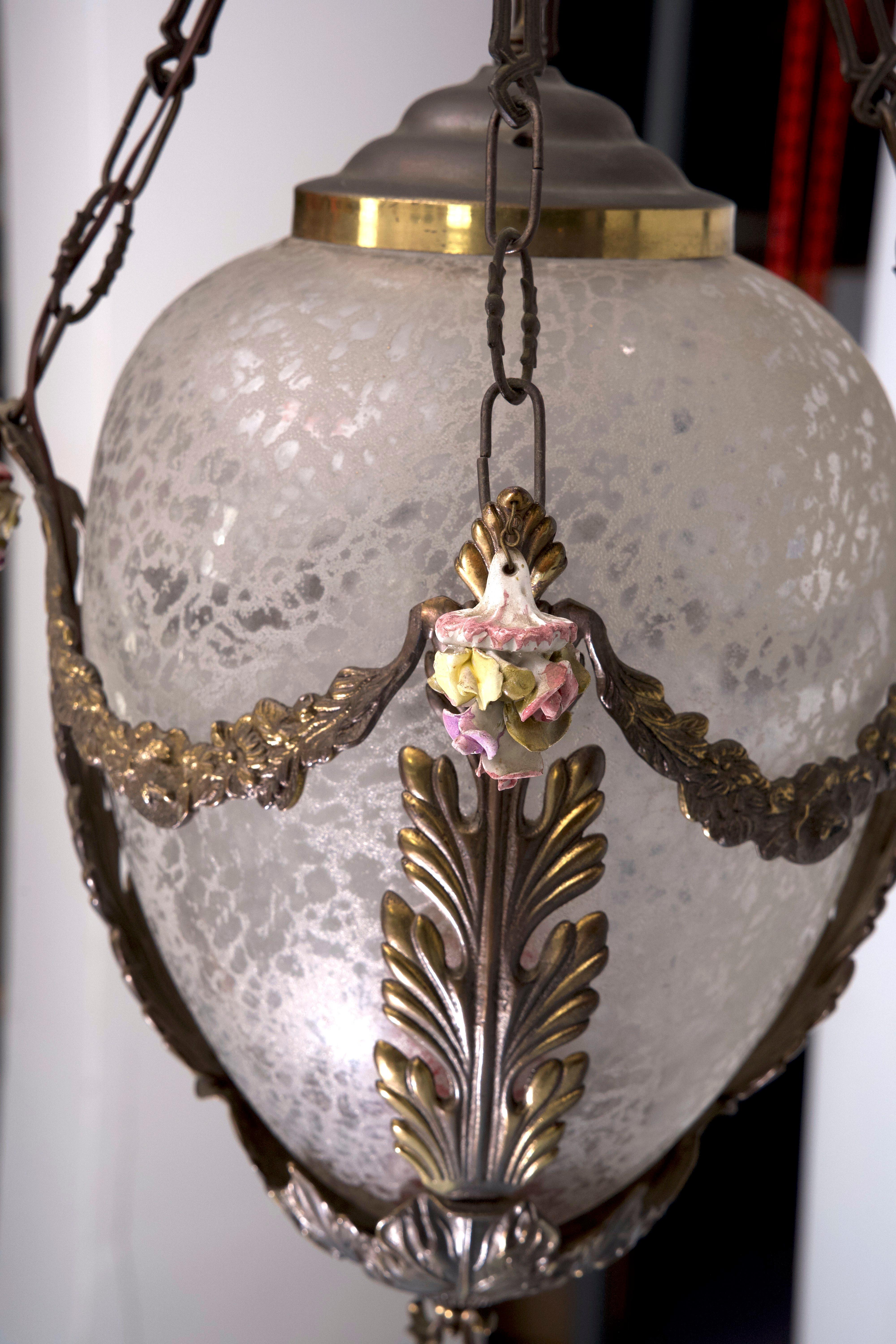 Lanterne italienne en laiton, verre gravé et fleurs de Capodimonte des années 50 en vente 3
