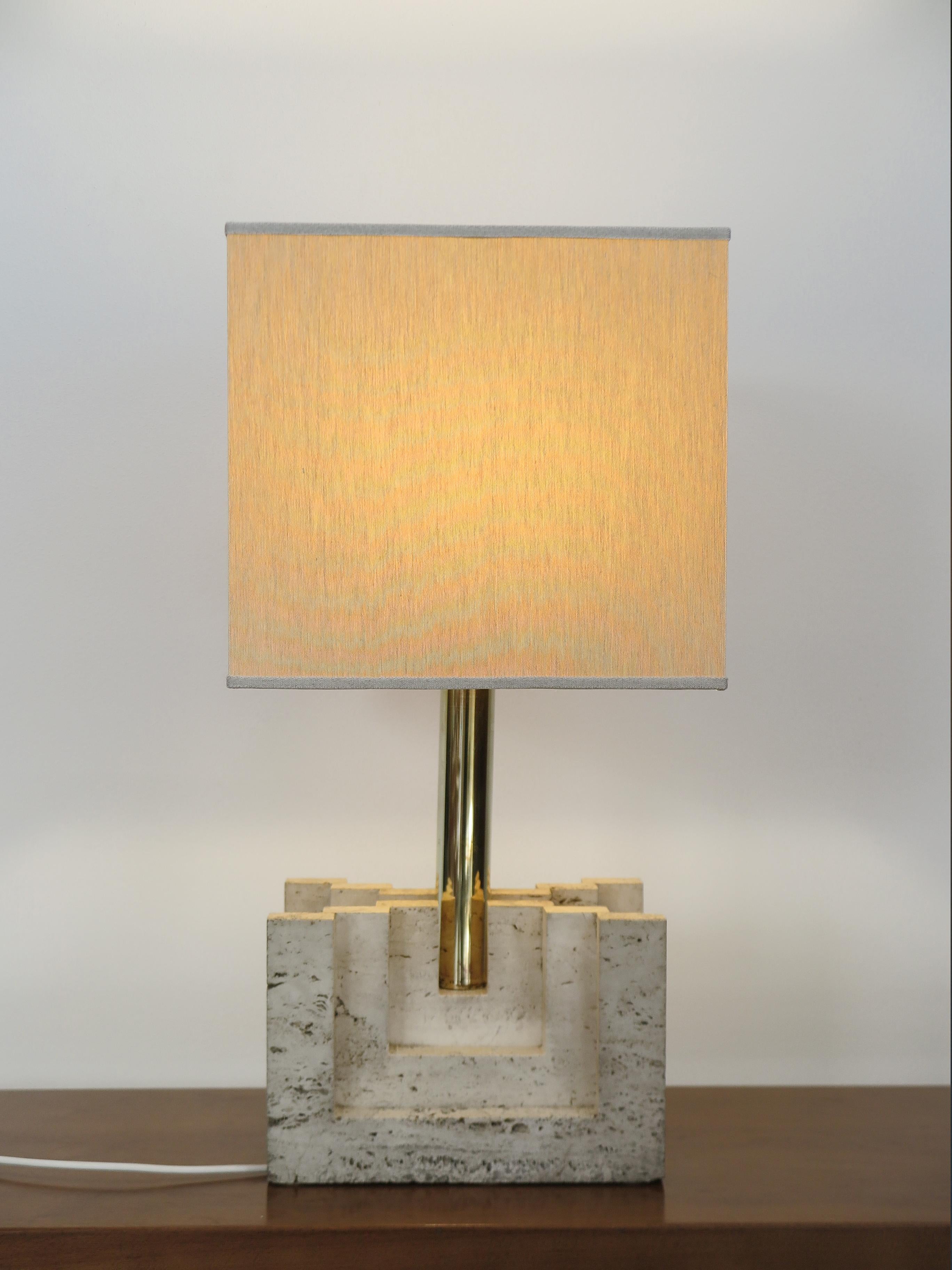 Italian lampshade with brass stem, new fabric diffuser and travertine marble base, Italy 1970s

Please note that the lamp is original of the period and this shows normal signs of age and use.