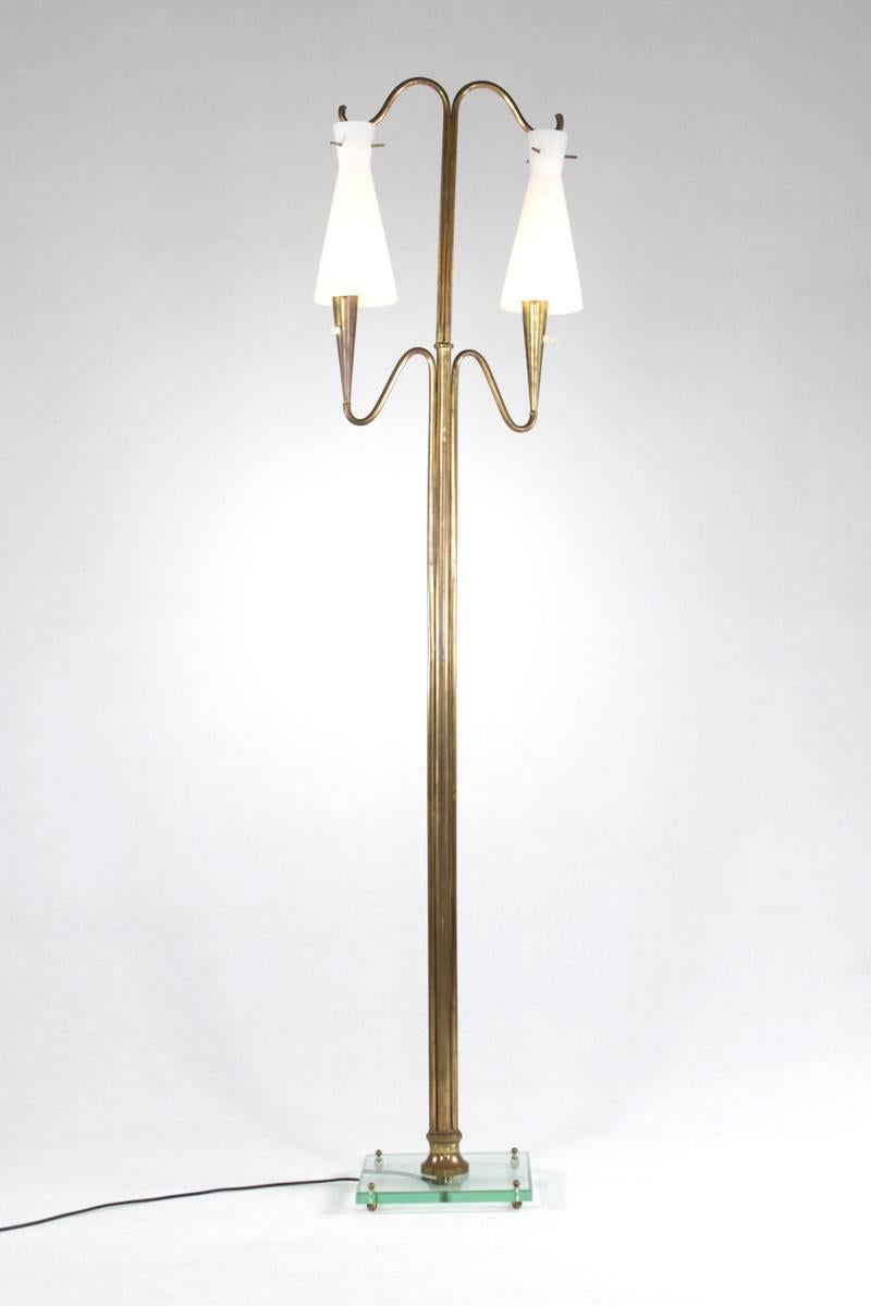 Lampada da terra italiana in ottone, anni '1950 In condizioni buone in vendita a Wolfurt, AT