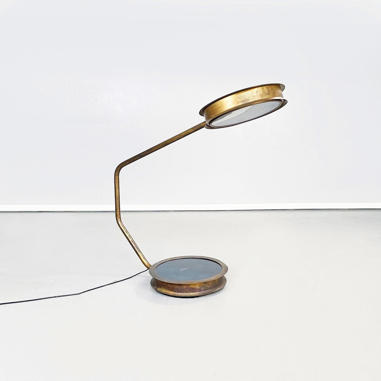 Italian post-modern Brass floor lamp mod. After Glow T by Vincenzo De Cotiis for Ceccotti Collezioni, 2000s
Floor lamp mod. After Glow T in burnished brass and tempered glass. The structure is in tubular brass. In the upper part and in the ground