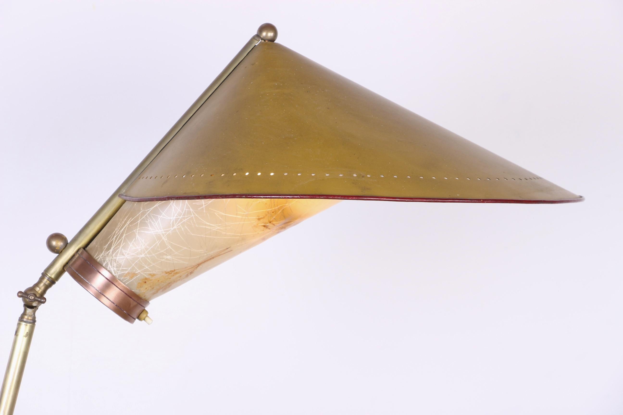 Italian Brass Floor Lamp was conical adjustable by Stilnovo 1950. In Good Condition For Sale In JOINVILLE-LE-PONT, FR