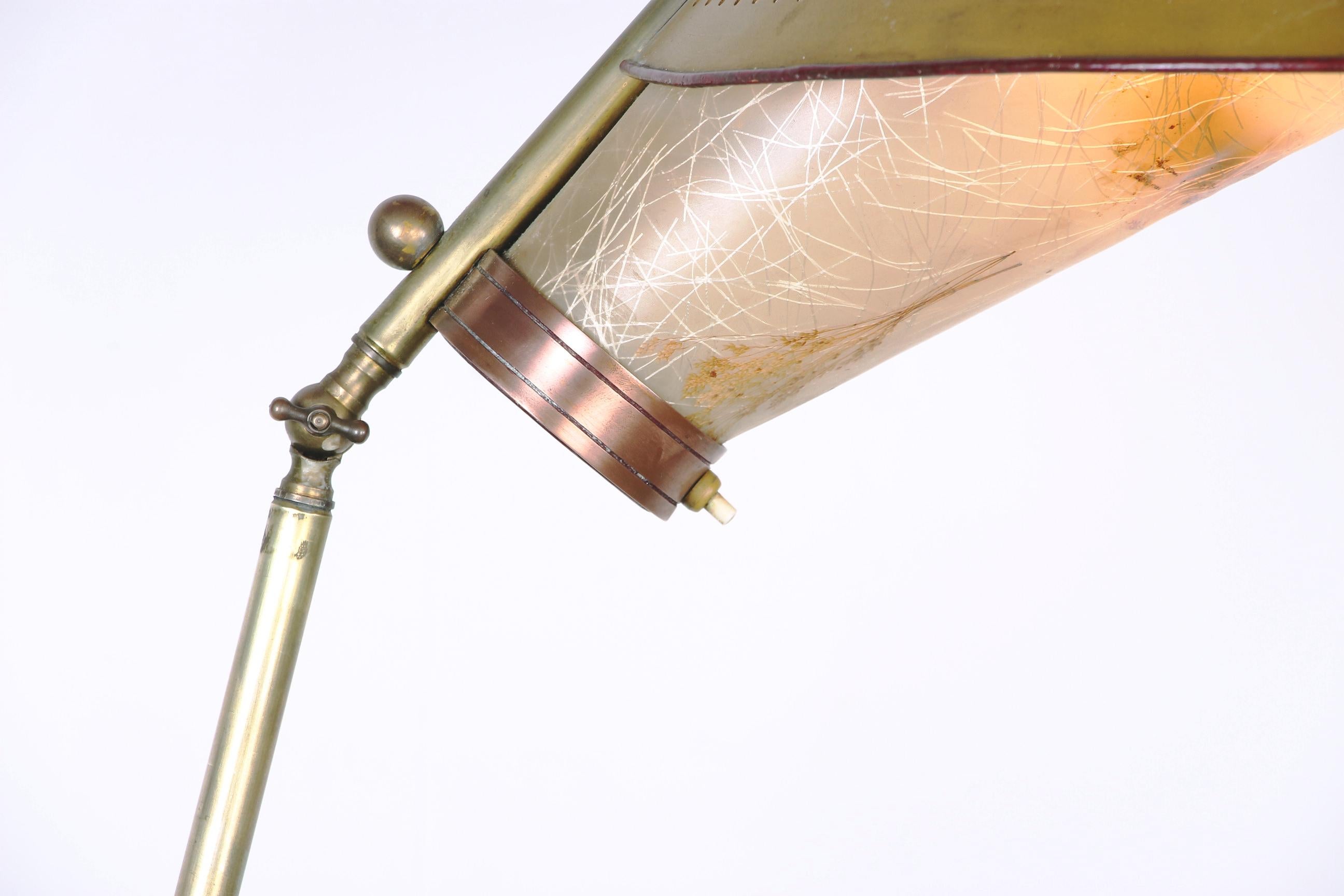 Milieu du XXe siècle Le lampadaire italien en laiton était réglable en forme de conique par Stilnovo 1950. en vente