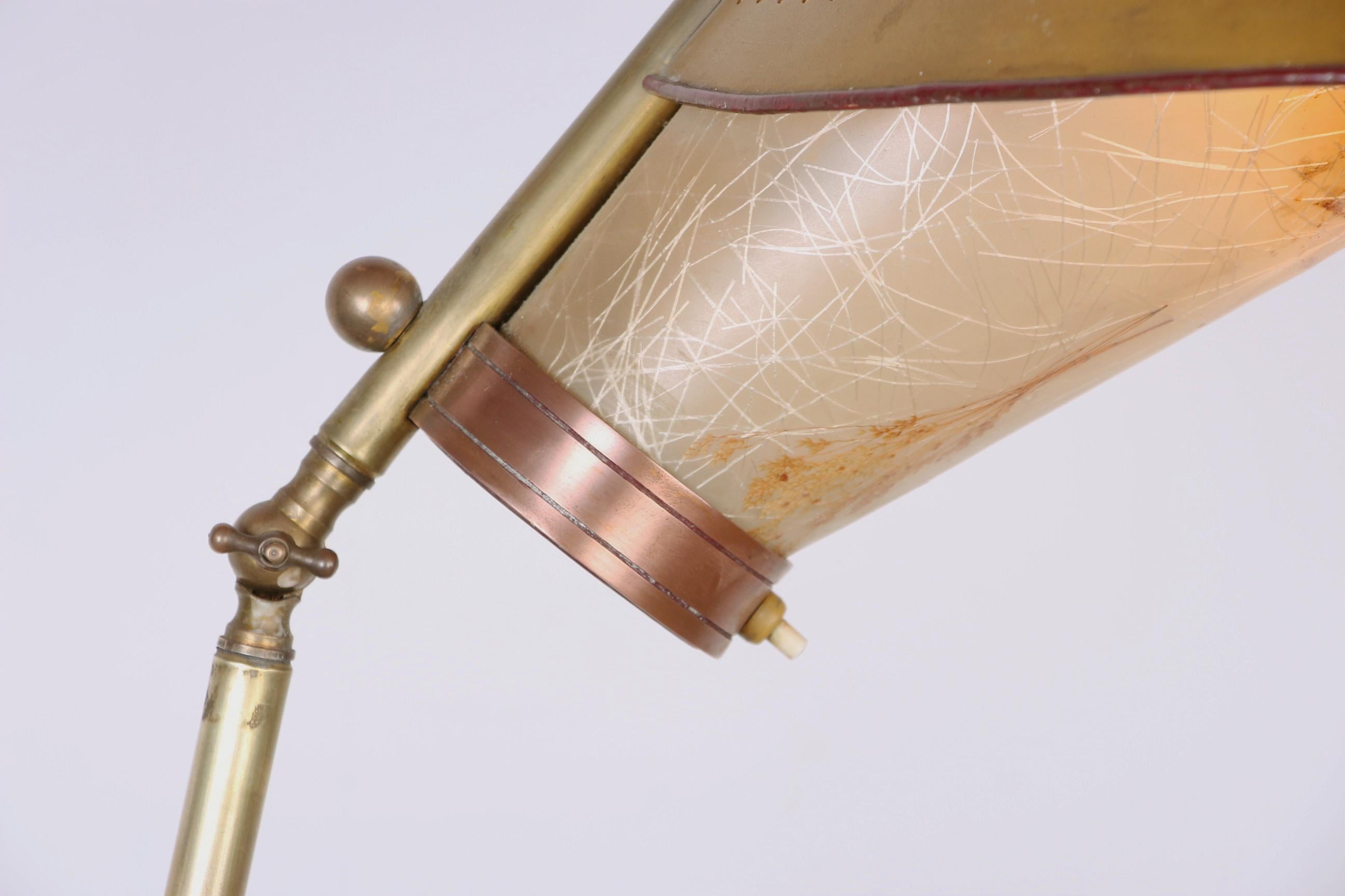 Métal Le lampadaire italien en laiton était réglable en forme de conique par Stilnovo 1950. en vente