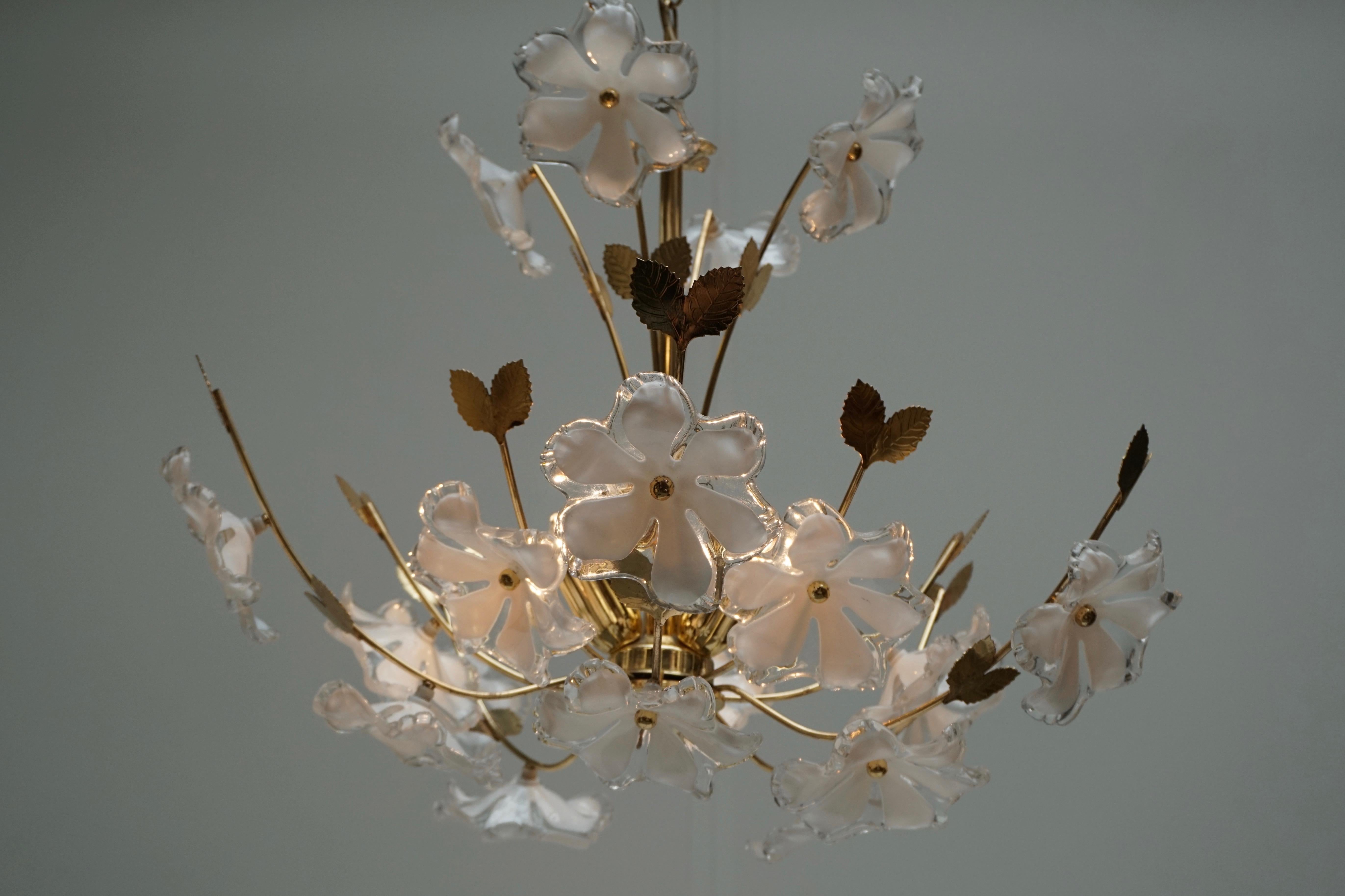 Italian Brass Flower Chandelier In Good Condition For Sale In Antwerp, BE