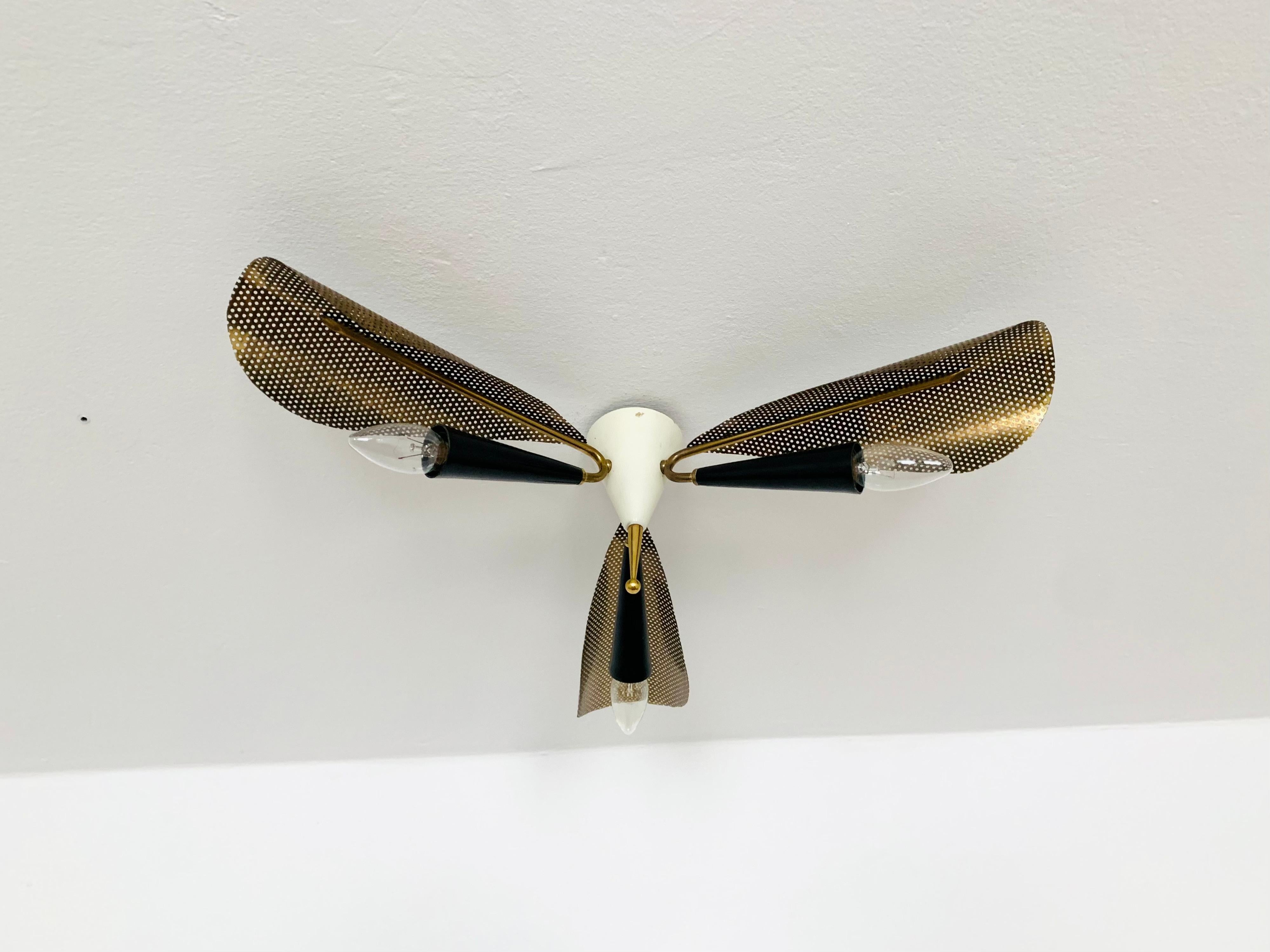 Exceptional Italian ceiling lamp from the 1950s.
Very decorative and high-quality workmanship.
Wonderful design and an asset to any home.
A wonderful play of light is created.

Condition:

Very good vintage condition with slight signs of age-related